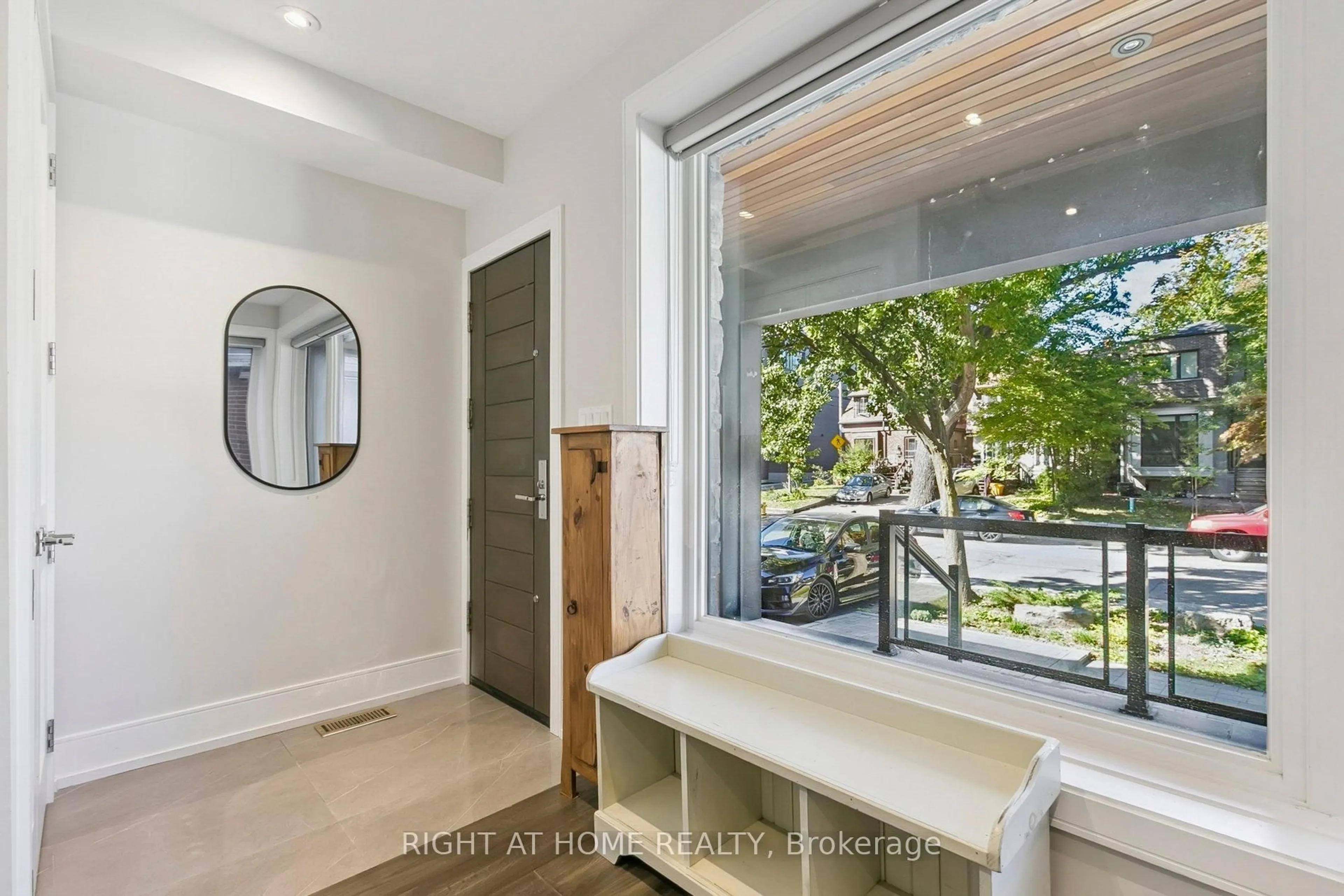 Indoor entryway for 341 Balliol St, Toronto Ontario M4S 1E1