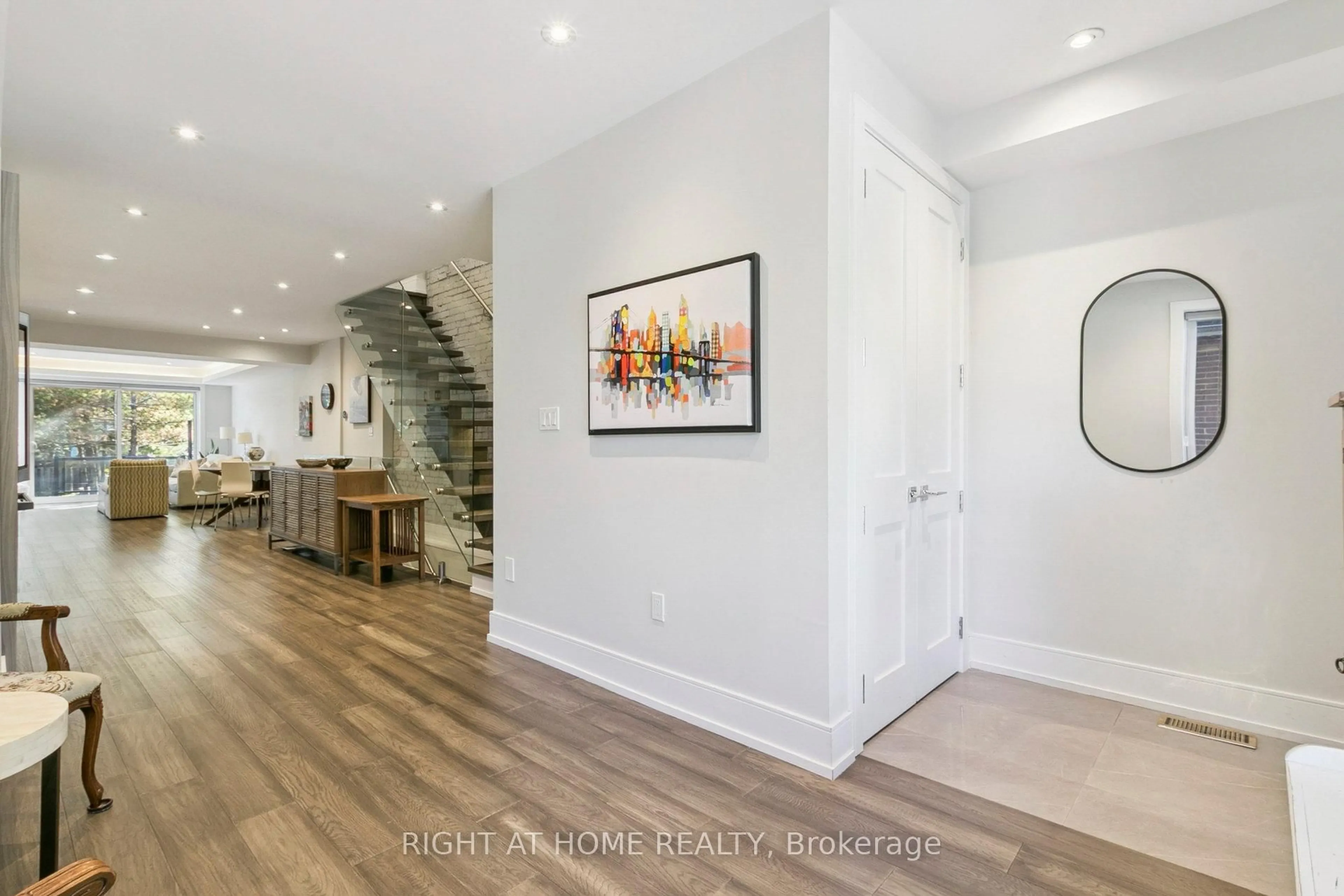 Indoor entryway for 341 Balliol St, Toronto Ontario M4S 1E1