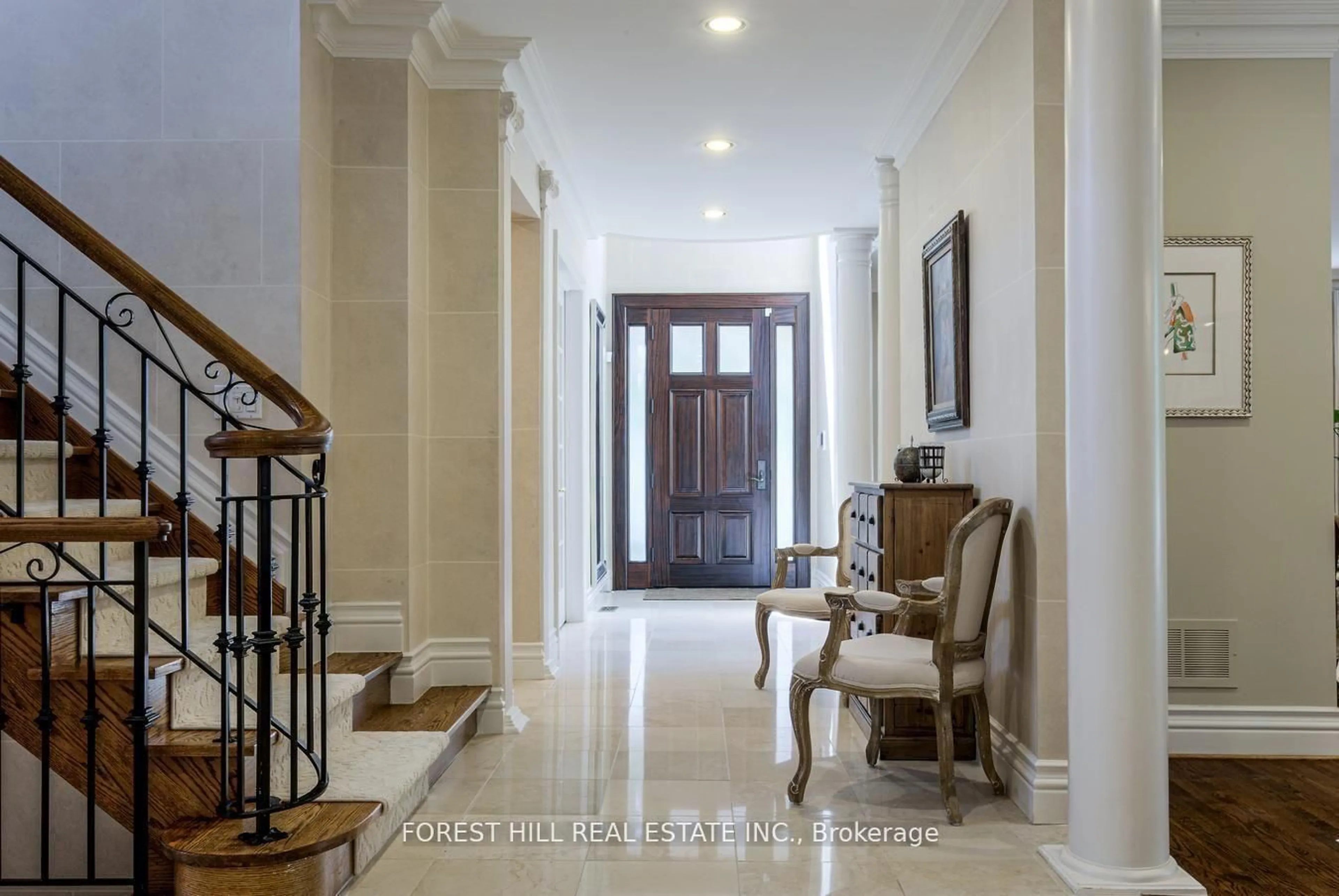 Indoor foyer for 42 Aldershot Cres, Toronto Ontario M2P 1L9