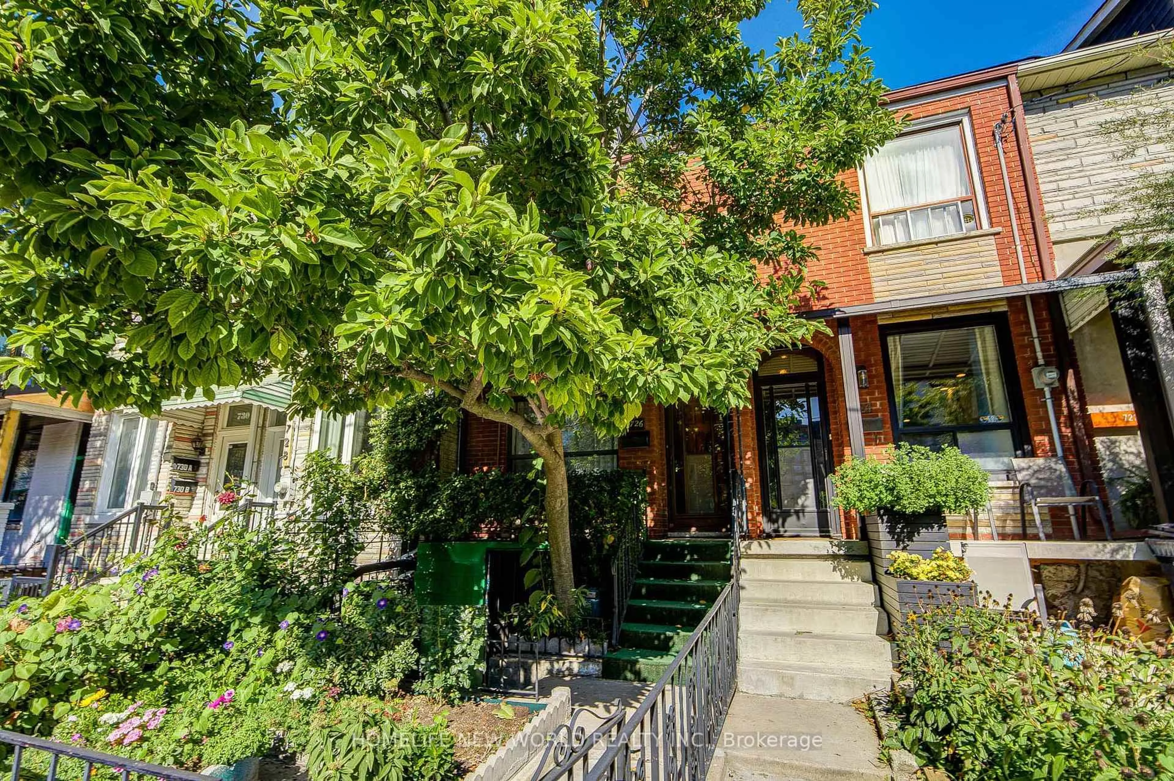 Patio, street for 726 Adelaide St, Toronto Ontario M6J 1B1