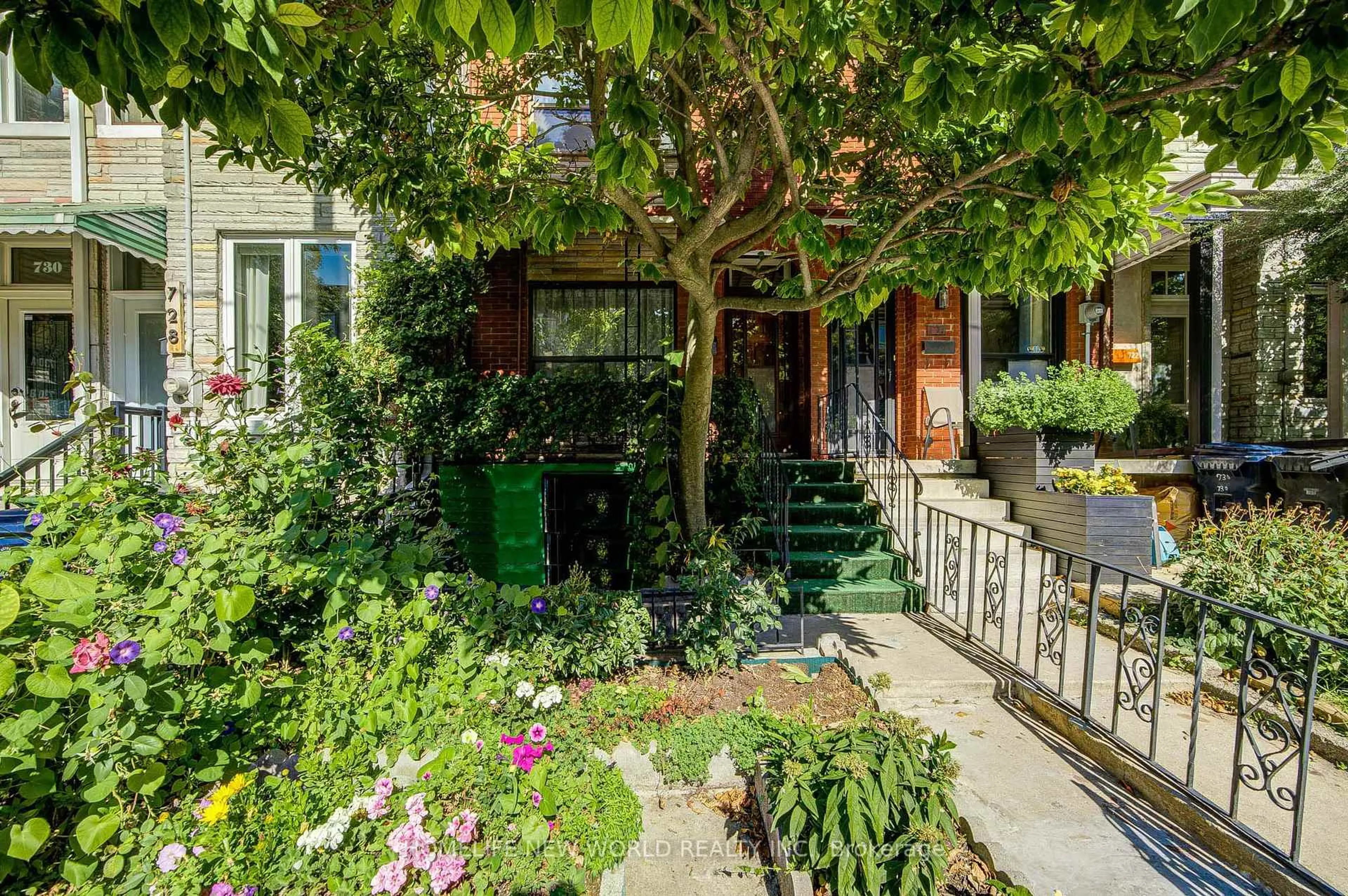 Patio, street for 726 Adelaide St, Toronto Ontario M6J 1B1