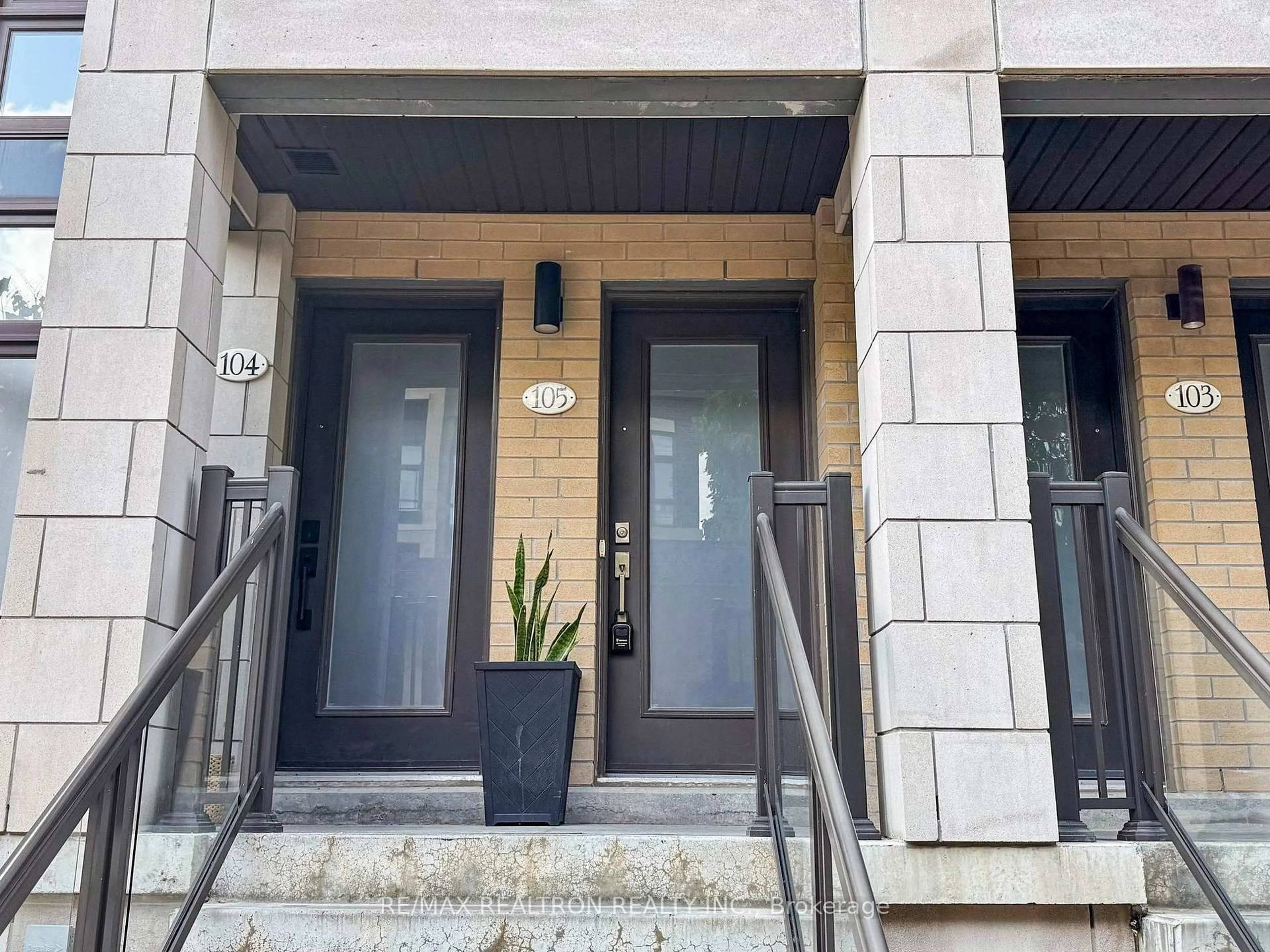 Indoor entryway for 23 Eldora Ave #105, Toronto Ontario M2M 0B5