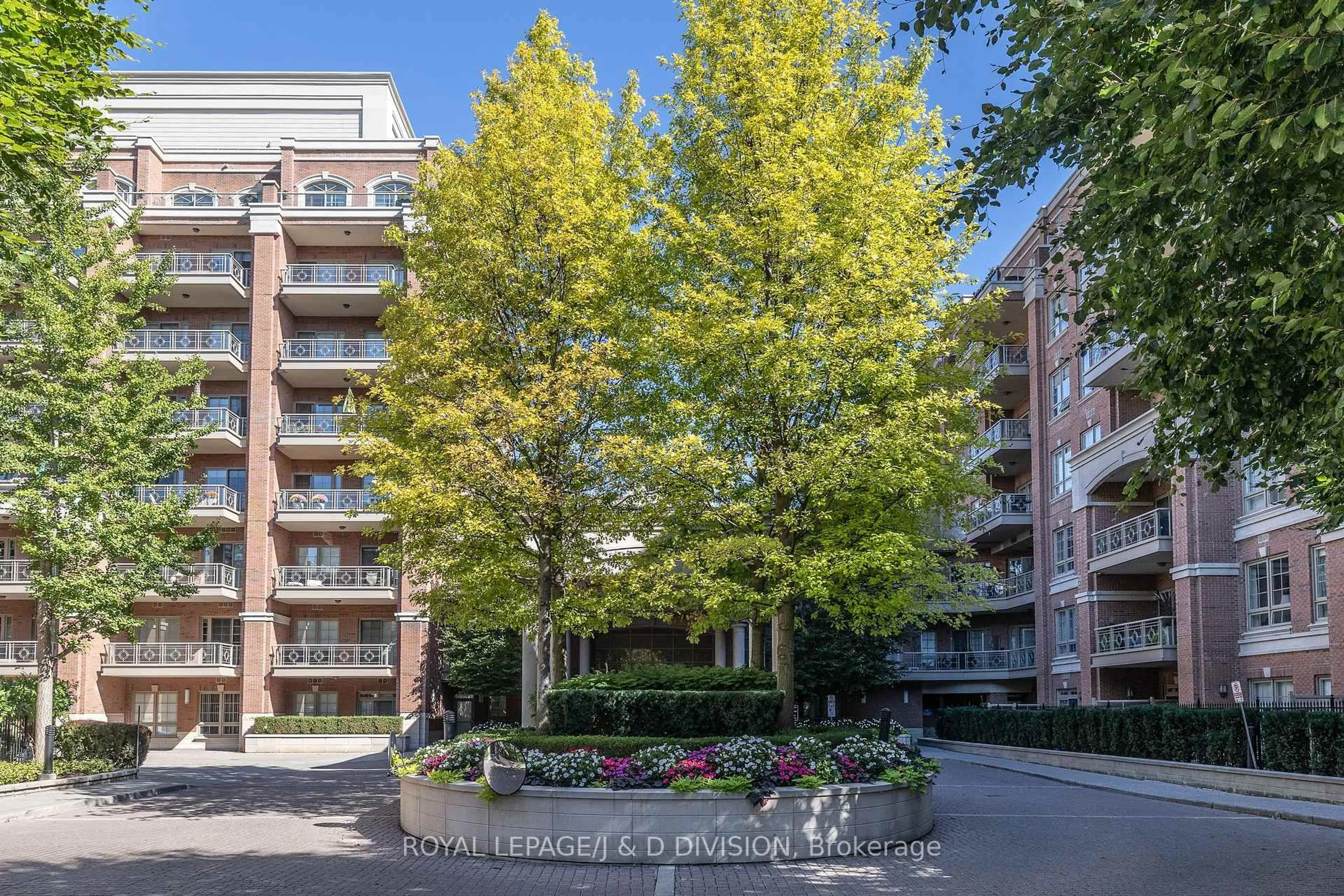 Patio, street for 21 Burkebrook Pl #215, Toronto Ontario M4G 0A2