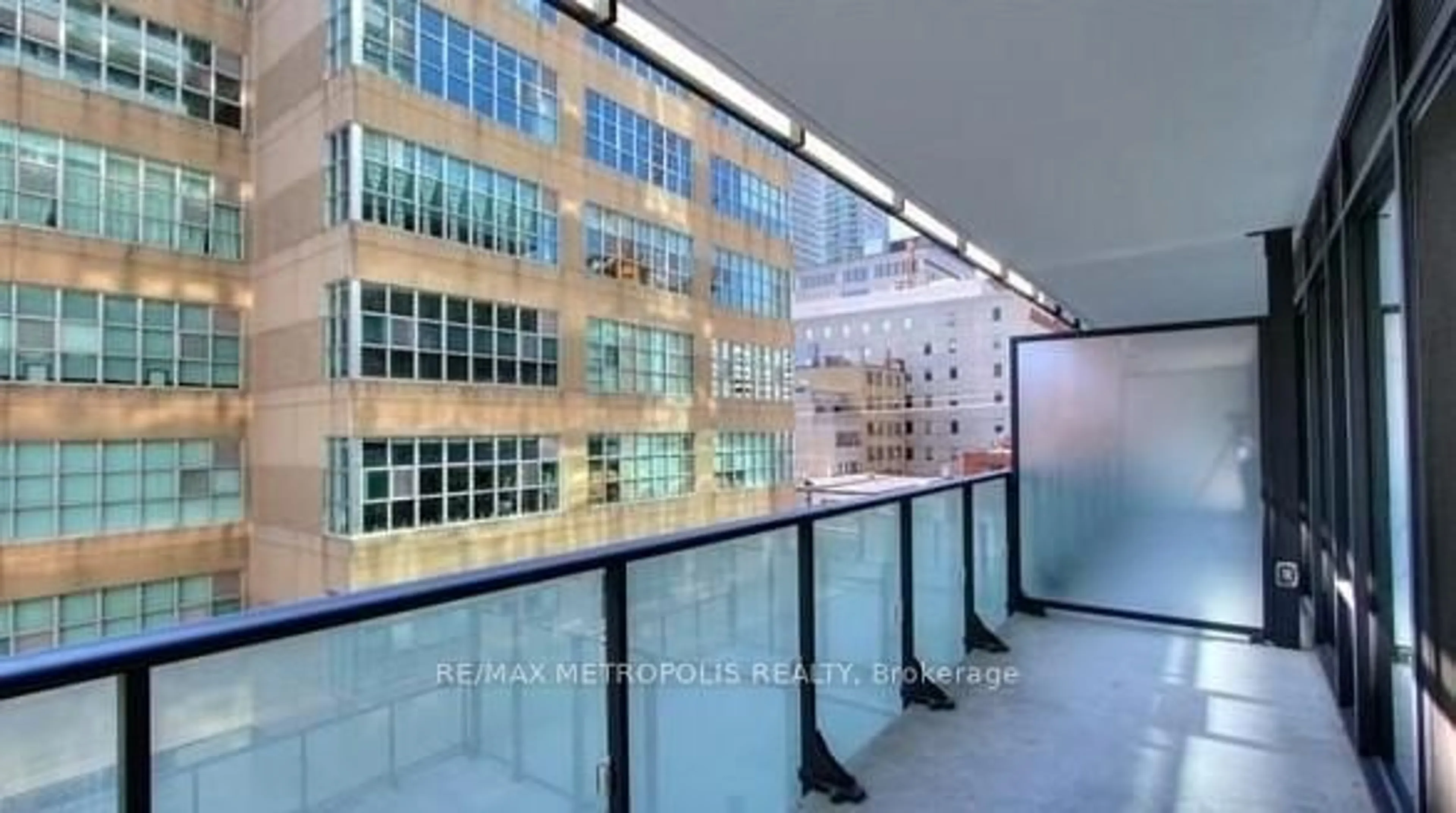 Indoor foyer for 185 Roehampton Ave #301, Toronto Ontario M4P 0C6
