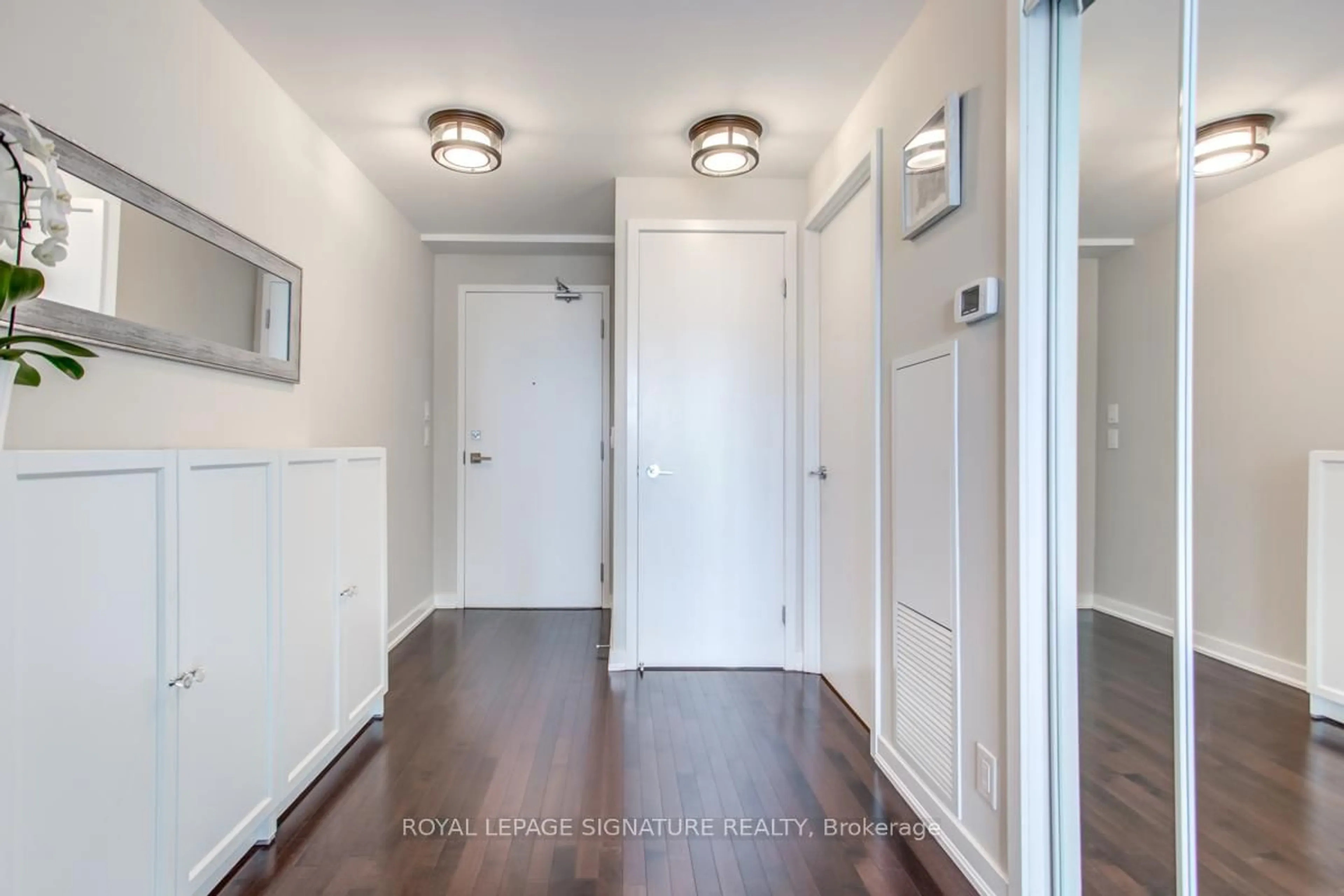 Indoor entryway for 14 York St #1507, Toronto Ontario M5J 2Z2