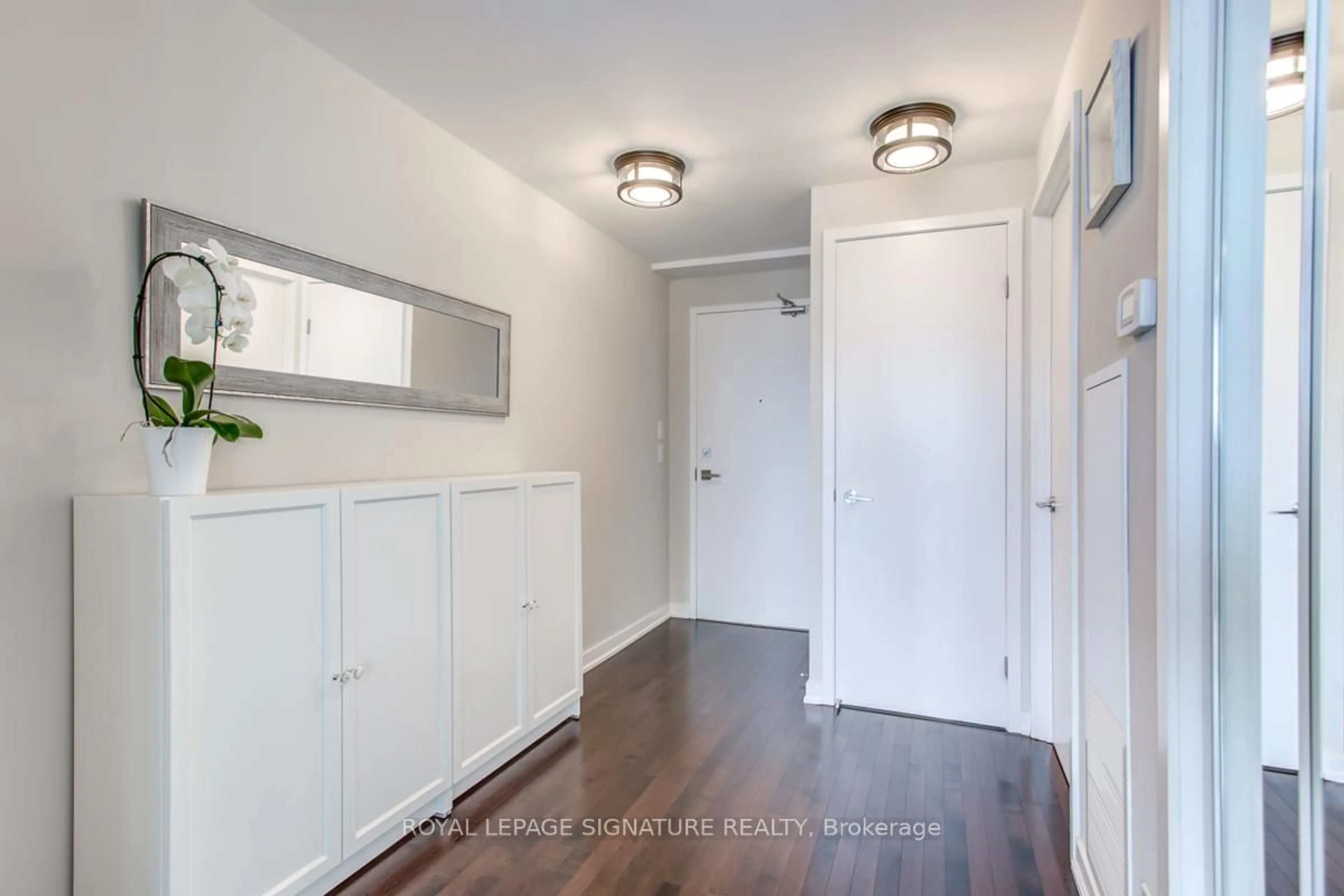 Indoor entryway for 14 York St #1507, Toronto Ontario M5J 2Z2