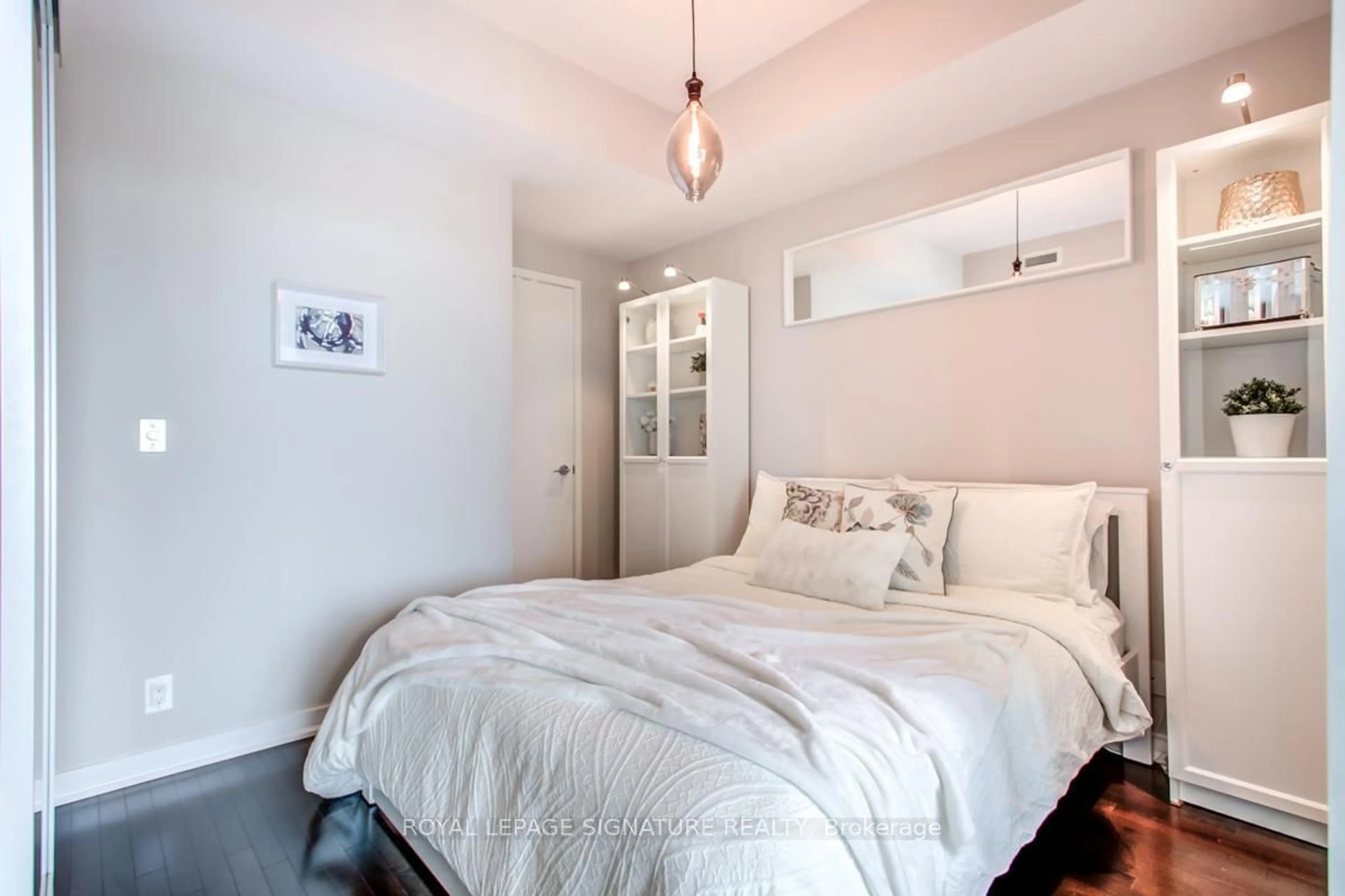 Bedroom with bed, unknown for 14 York St #1507, Toronto Ontario M5J 2Z2