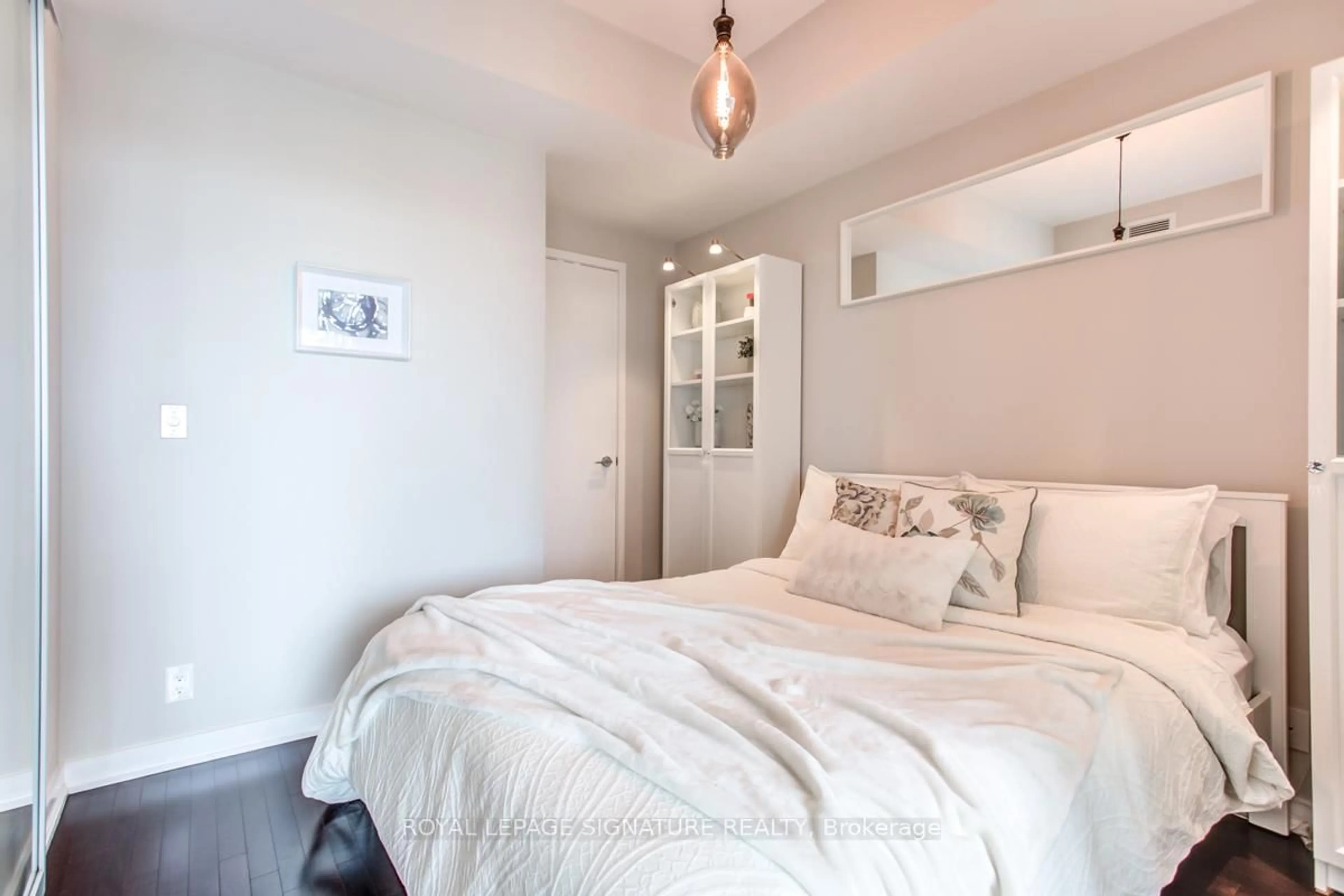 Bedroom with bed, unknown for 14 York St #1507, Toronto Ontario M5J 2Z2