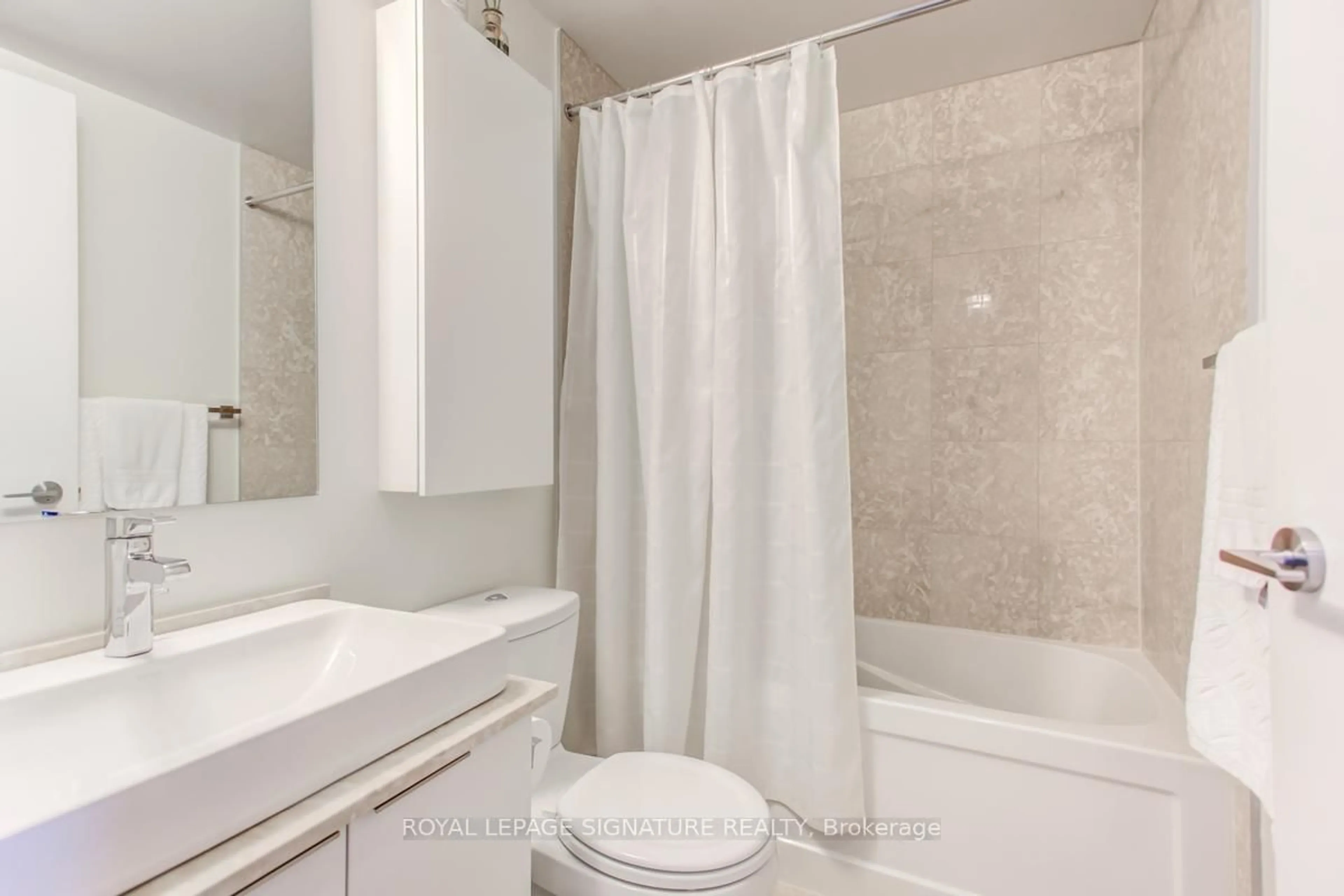 Standard bathroom, ceramic/tile floor for 14 York St #1507, Toronto Ontario M5J 2Z2
