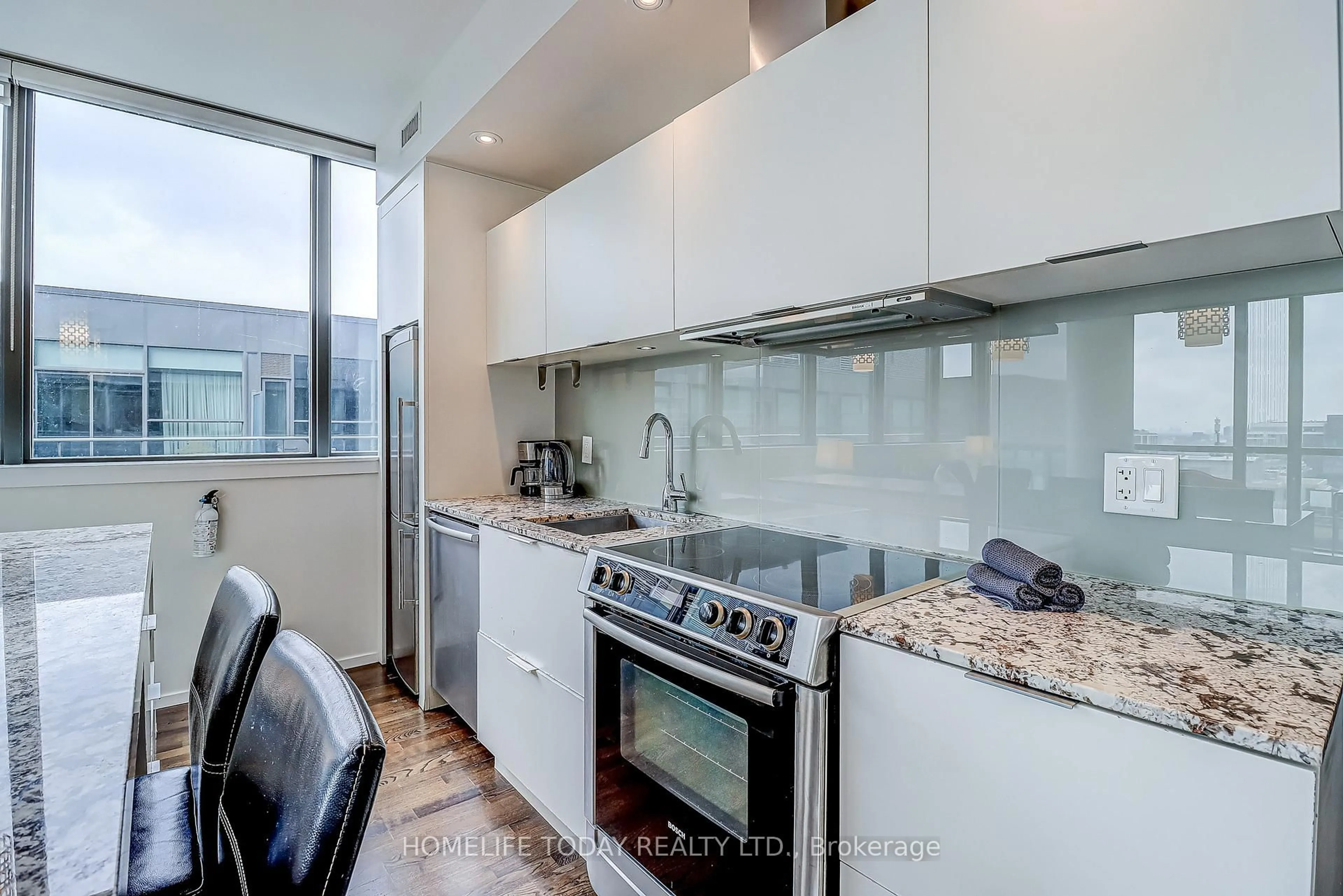 Standard kitchen, ceramic/tile floor for 8 Charlotte St #1502, Toronto Ontario M5V 0K4
