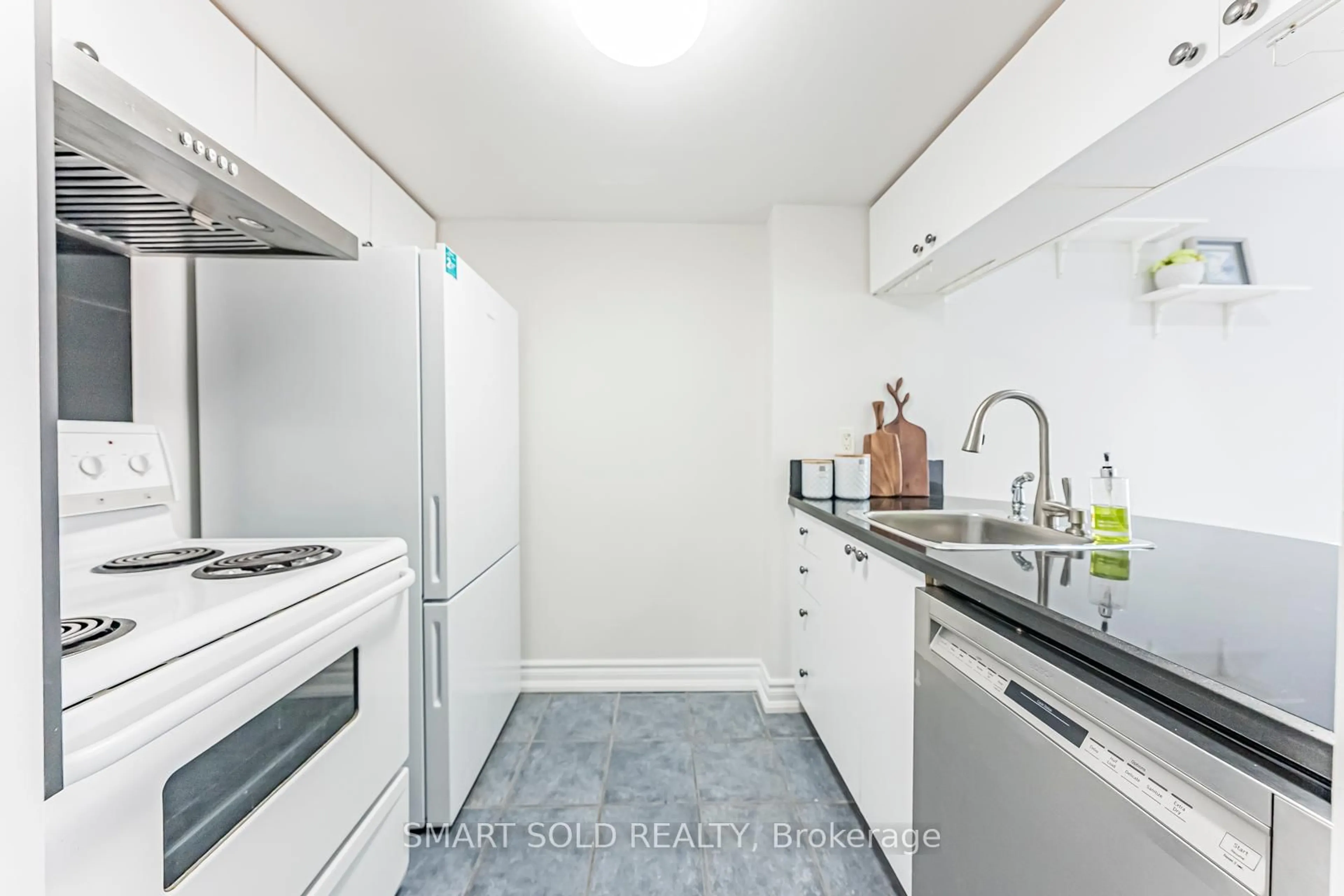 Standard kitchen, ceramic/tile floor for 3 Everson Dr #533, Toronto Ontario M2N 7C2