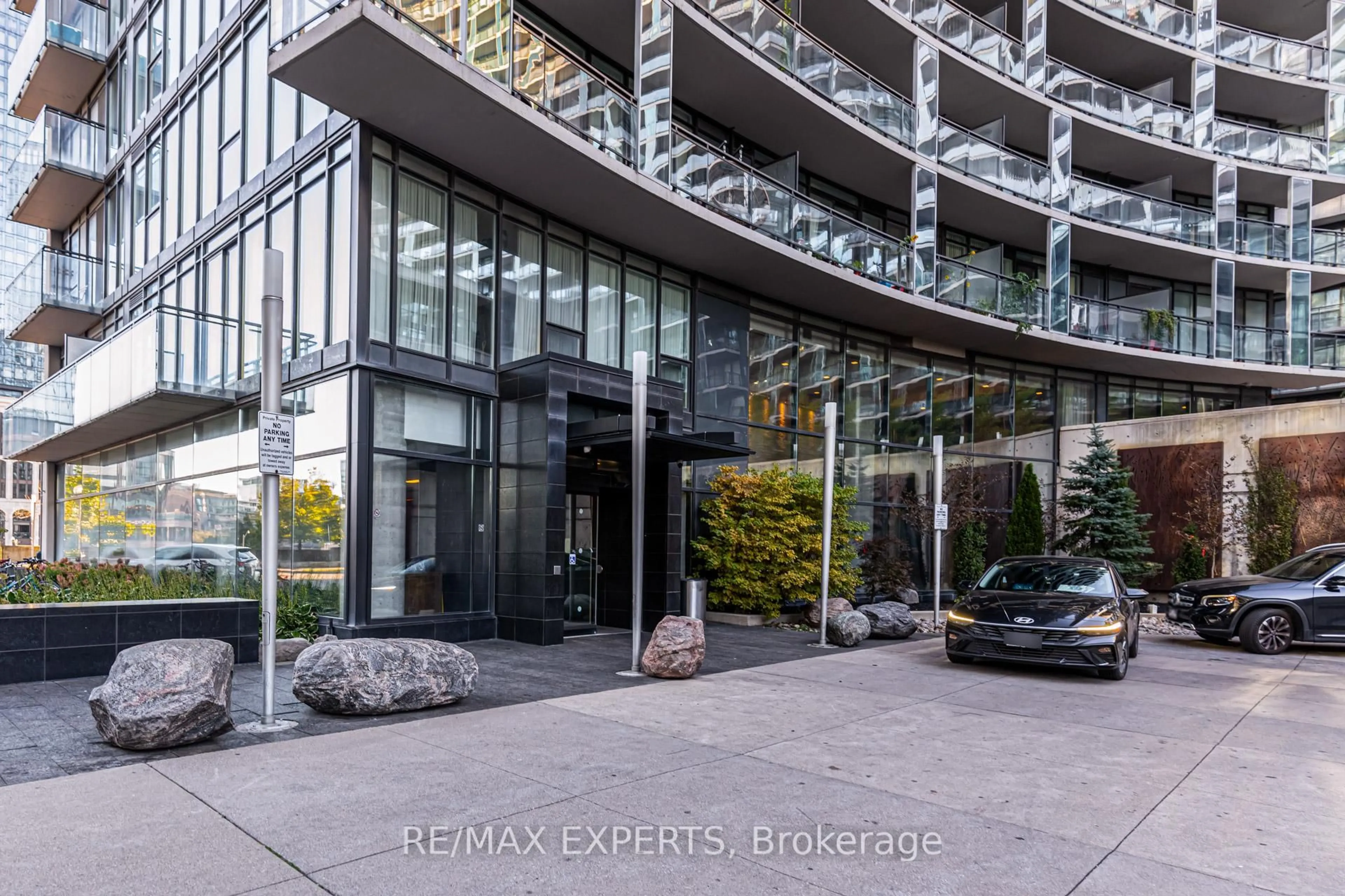 Indoor foyer for 25 Capreol Crt #506, Toronto Ontario M5V 3Z7