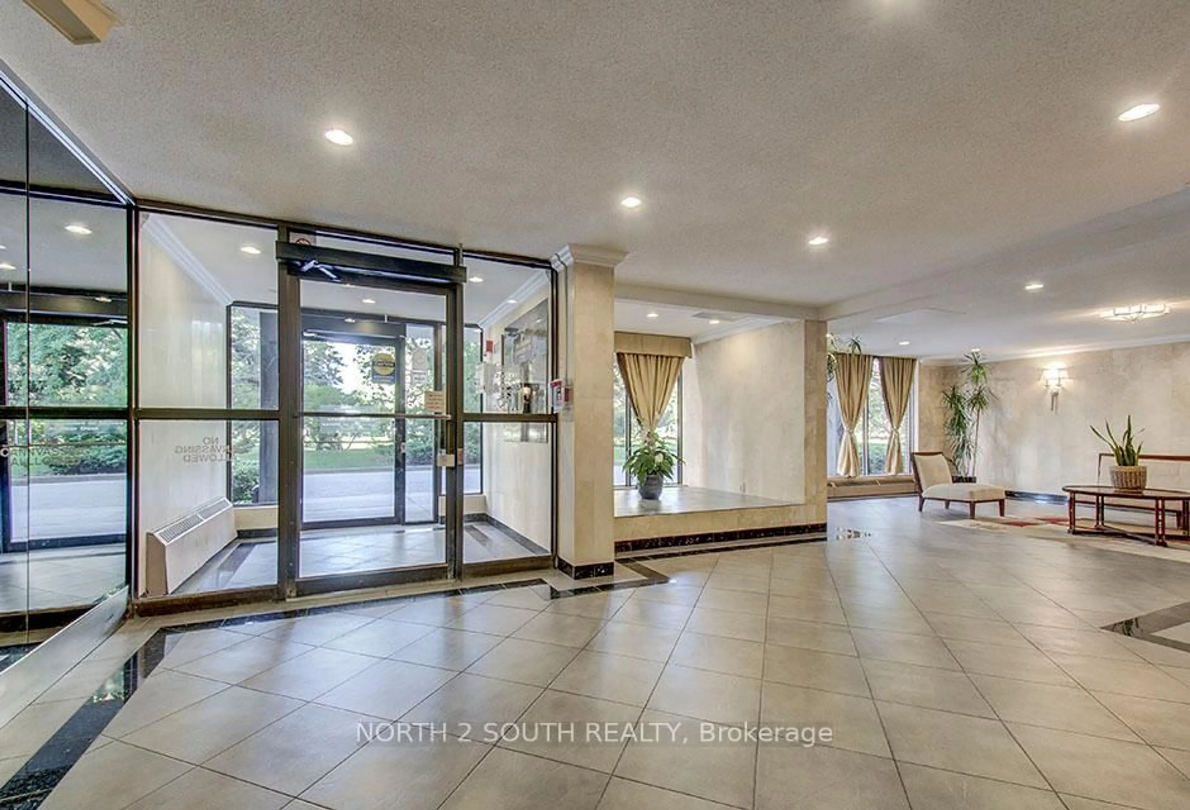 Indoor foyer for 175 Hilda Ave #511, Toronto Ontario M2M 1V8
