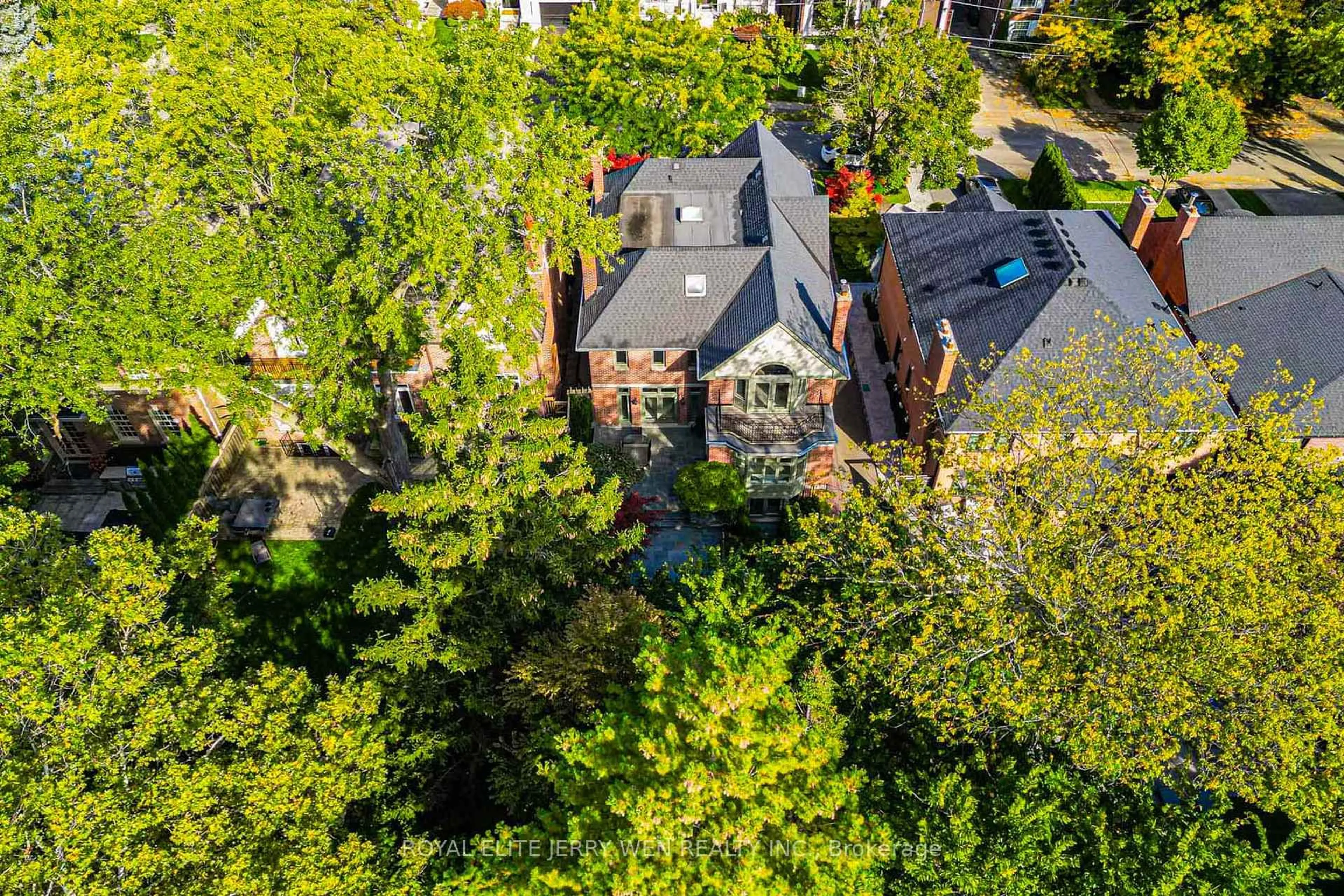 A pic from outside/outdoor area/front of a property/back of a property/a pic from drone, street for 221 St Leonard's Ave, Toronto Ontario M4N 1K8