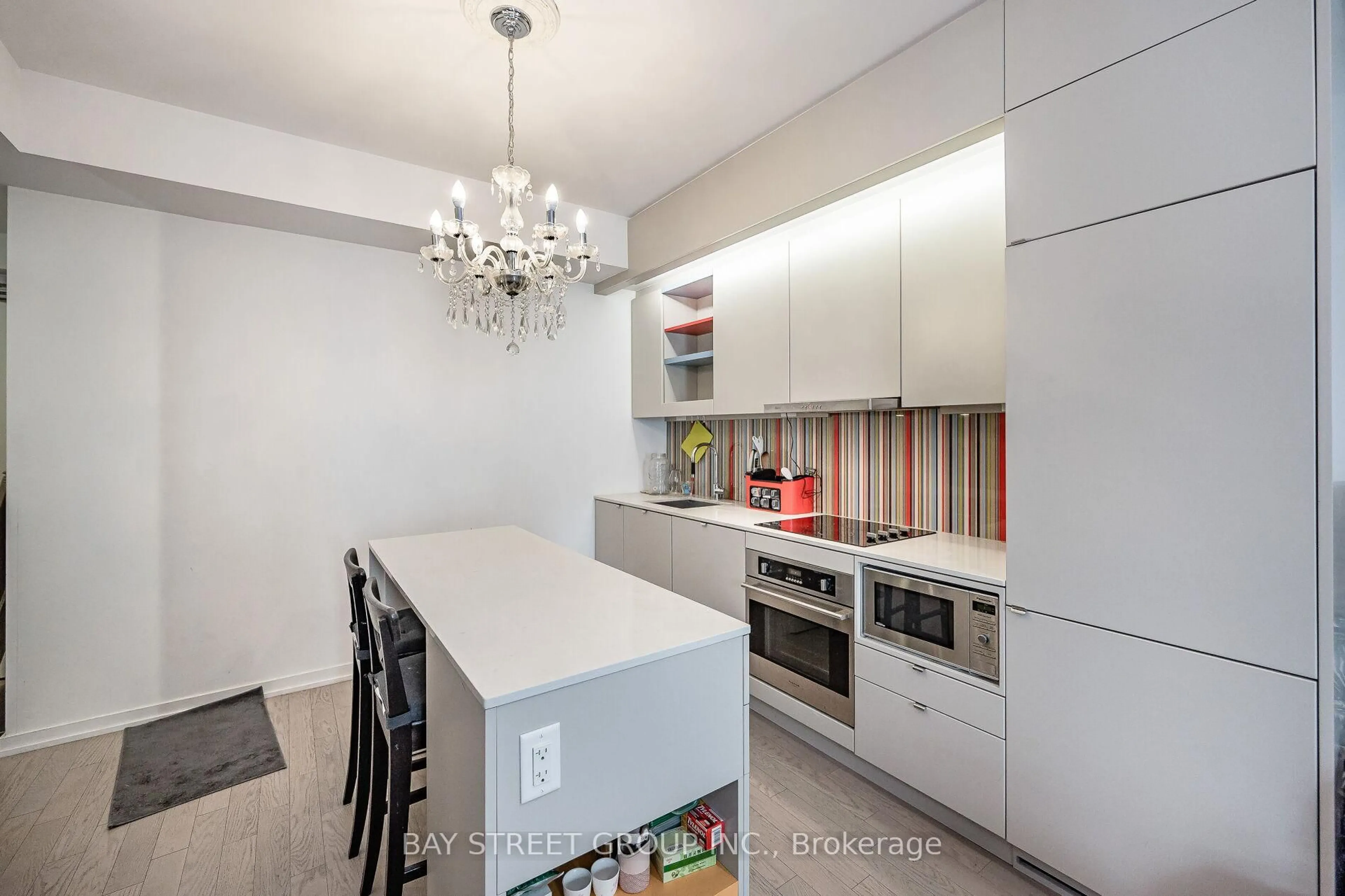 Contemporary kitchen, ceramic/tile floor for 101 Peter St #601, Toronto Ontario M5V 0G6