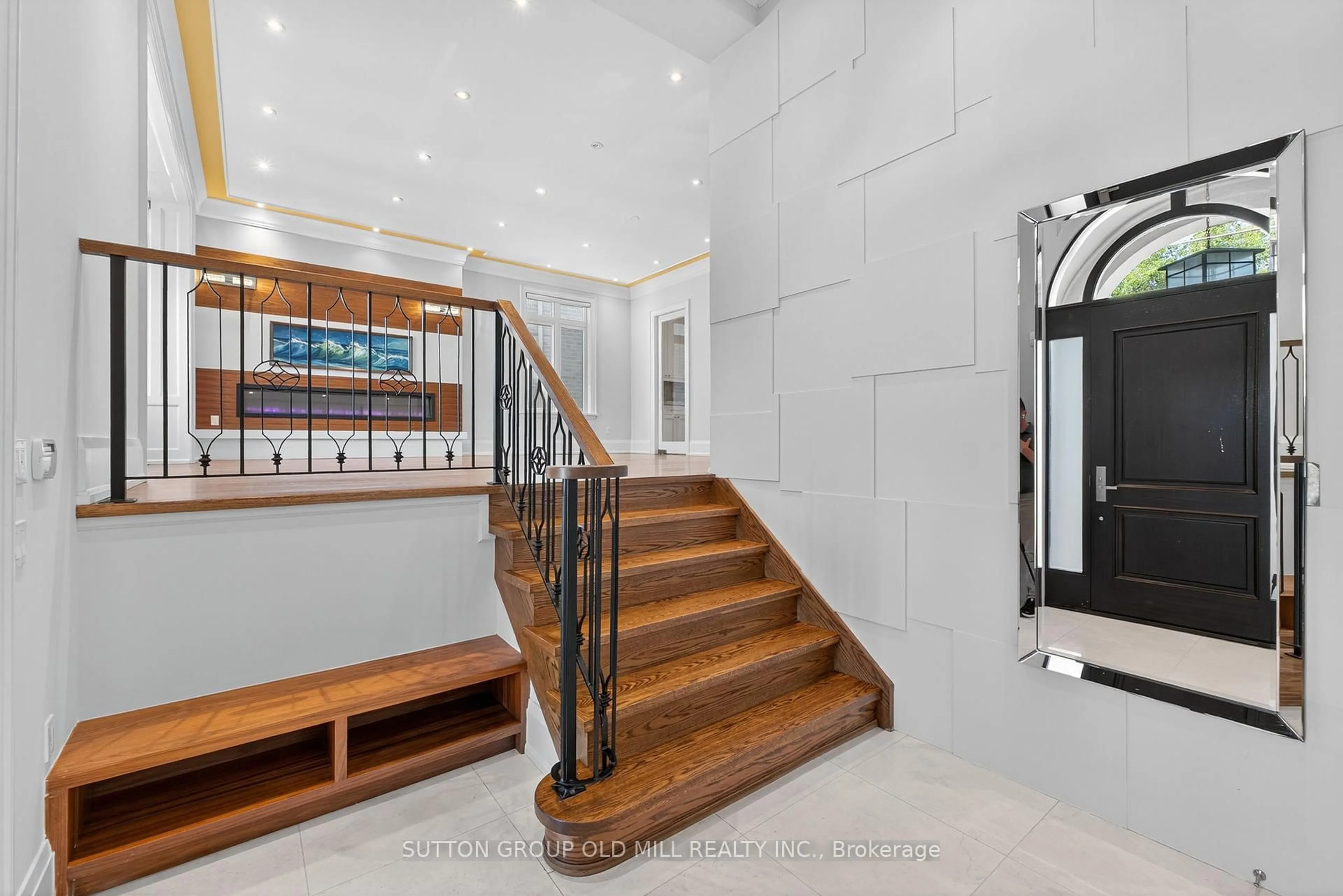 Indoor foyer for 117 Norton Ave, Toronto Ontario M2N 4A7
