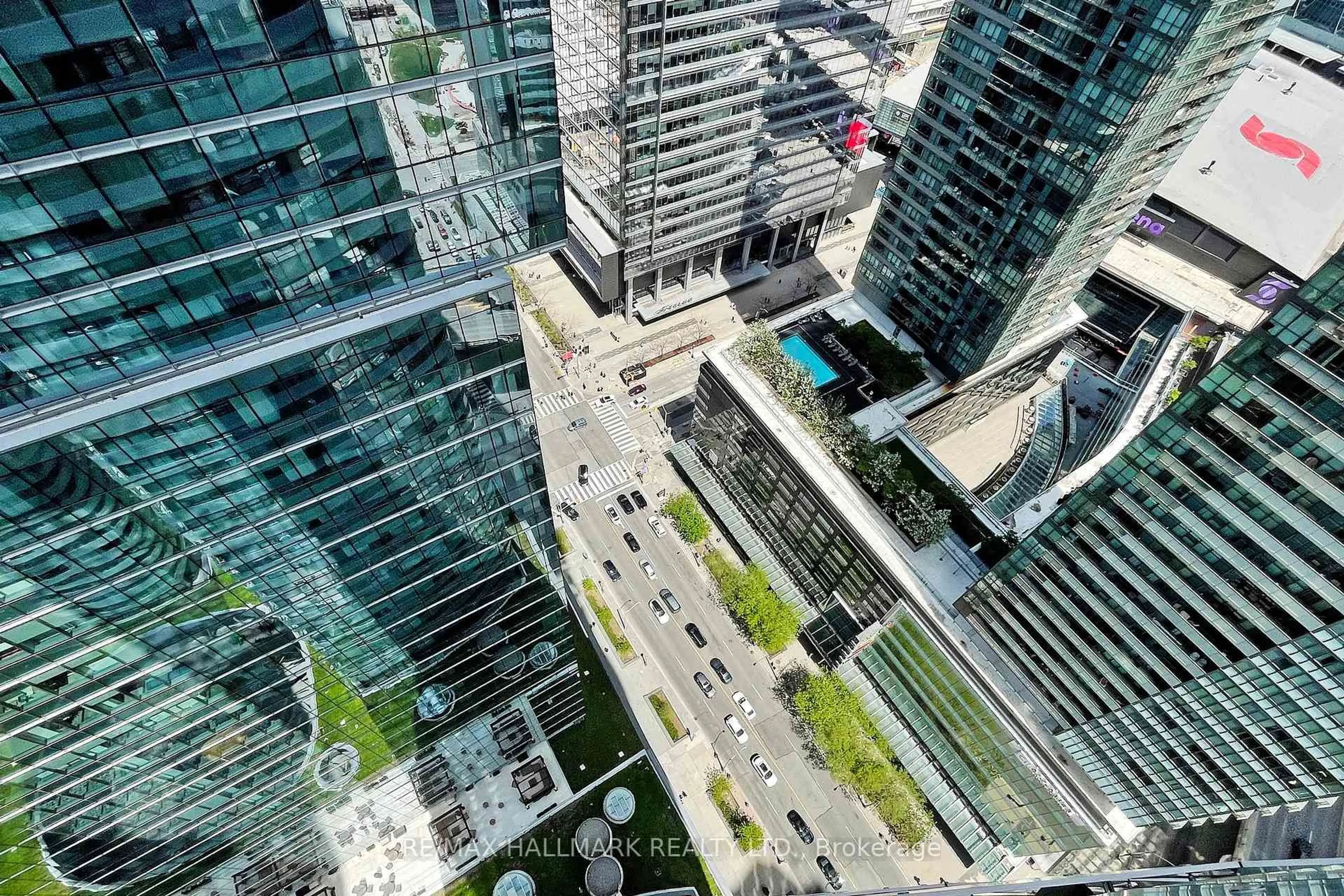 A pic from outside/outdoor area/front of a property/back of a property/a pic from drone, city buildings view from balcony for 14 York St #3610, Toronto Ontario M5J 2Z2