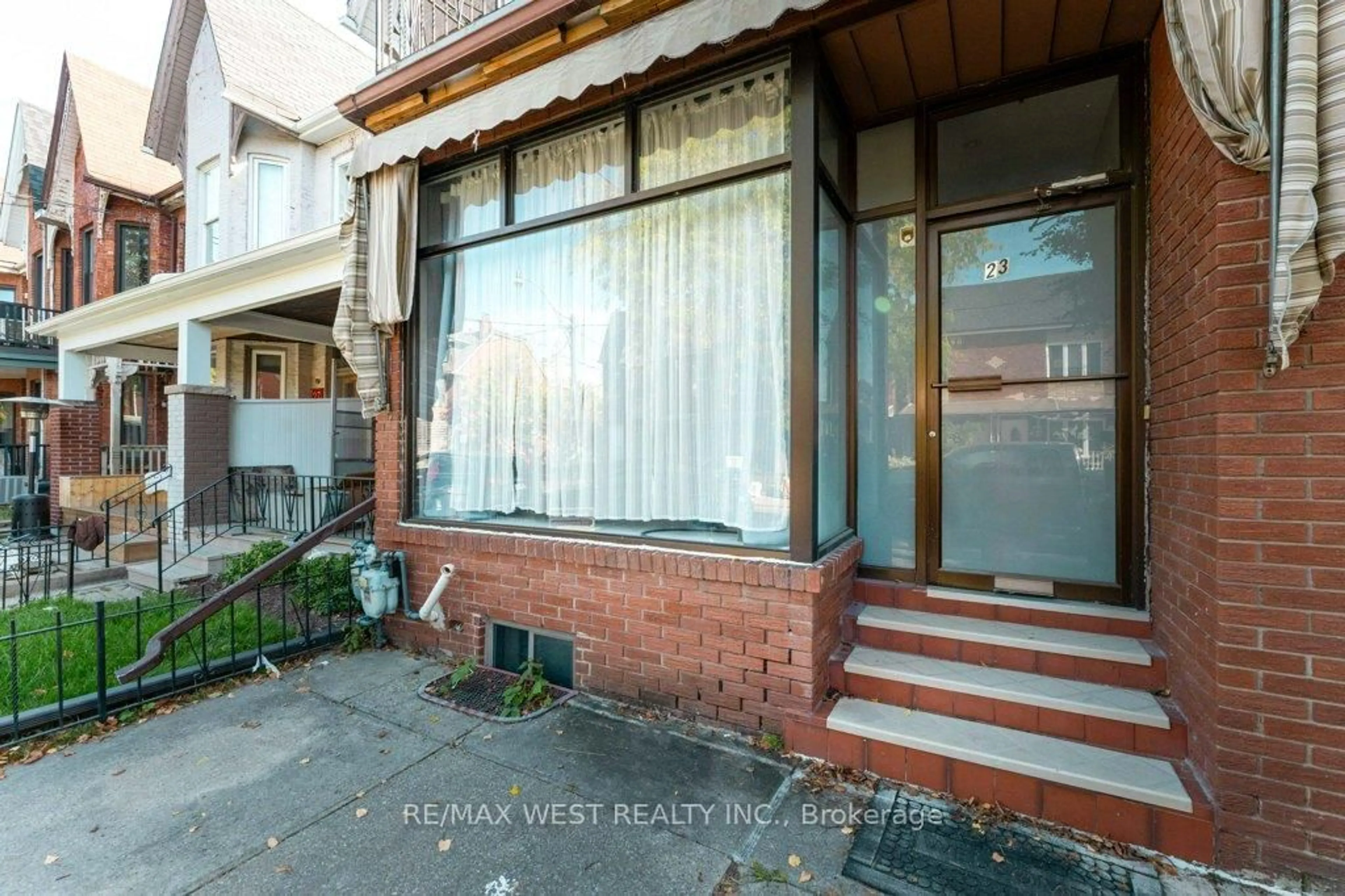 Patio, street for 23 clinton St, Toronto Ontario M6J 2N6