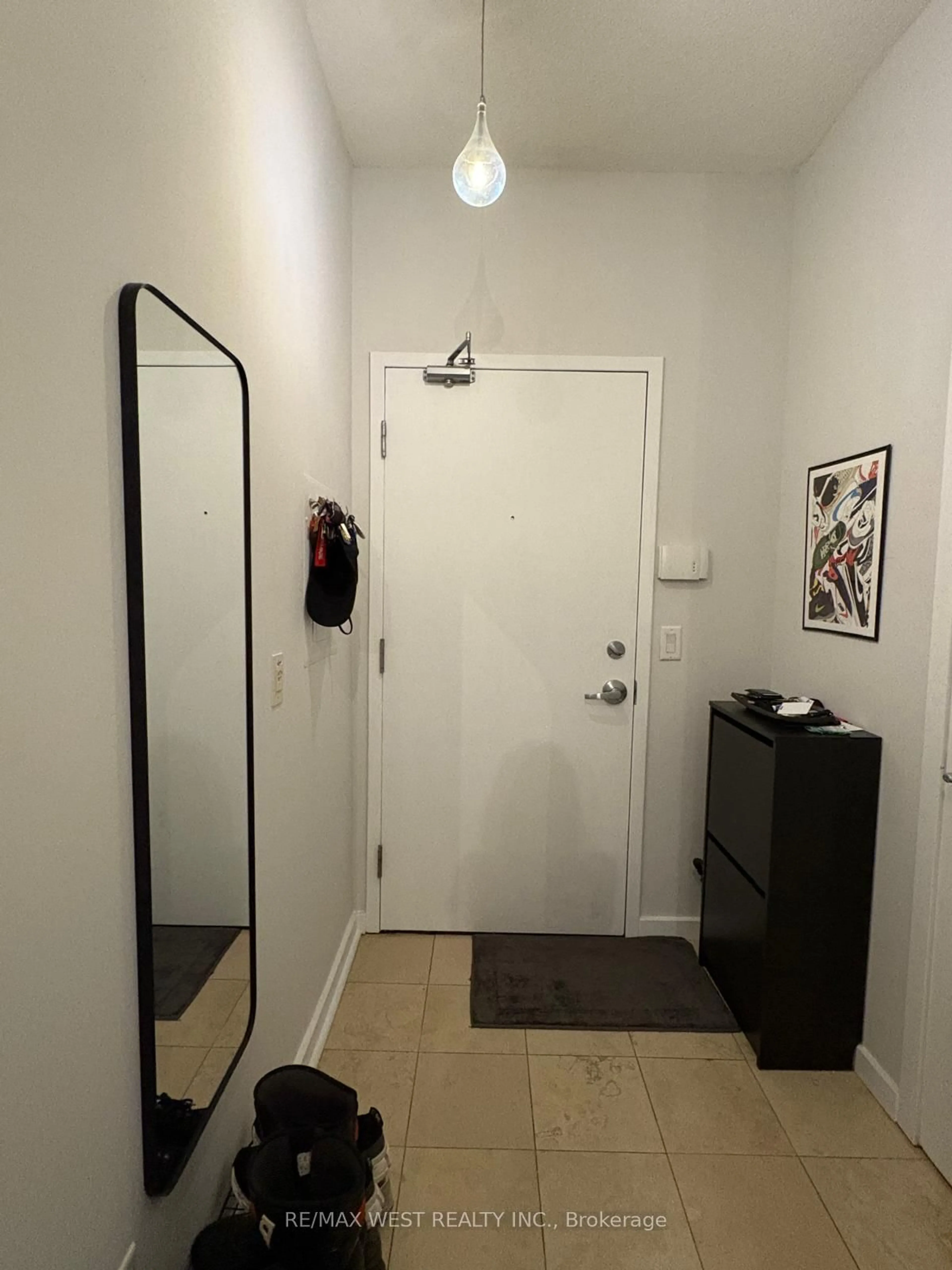 Indoor entryway for 218 Queens Quay #2204, Toronto Ontario M5J 2Y6