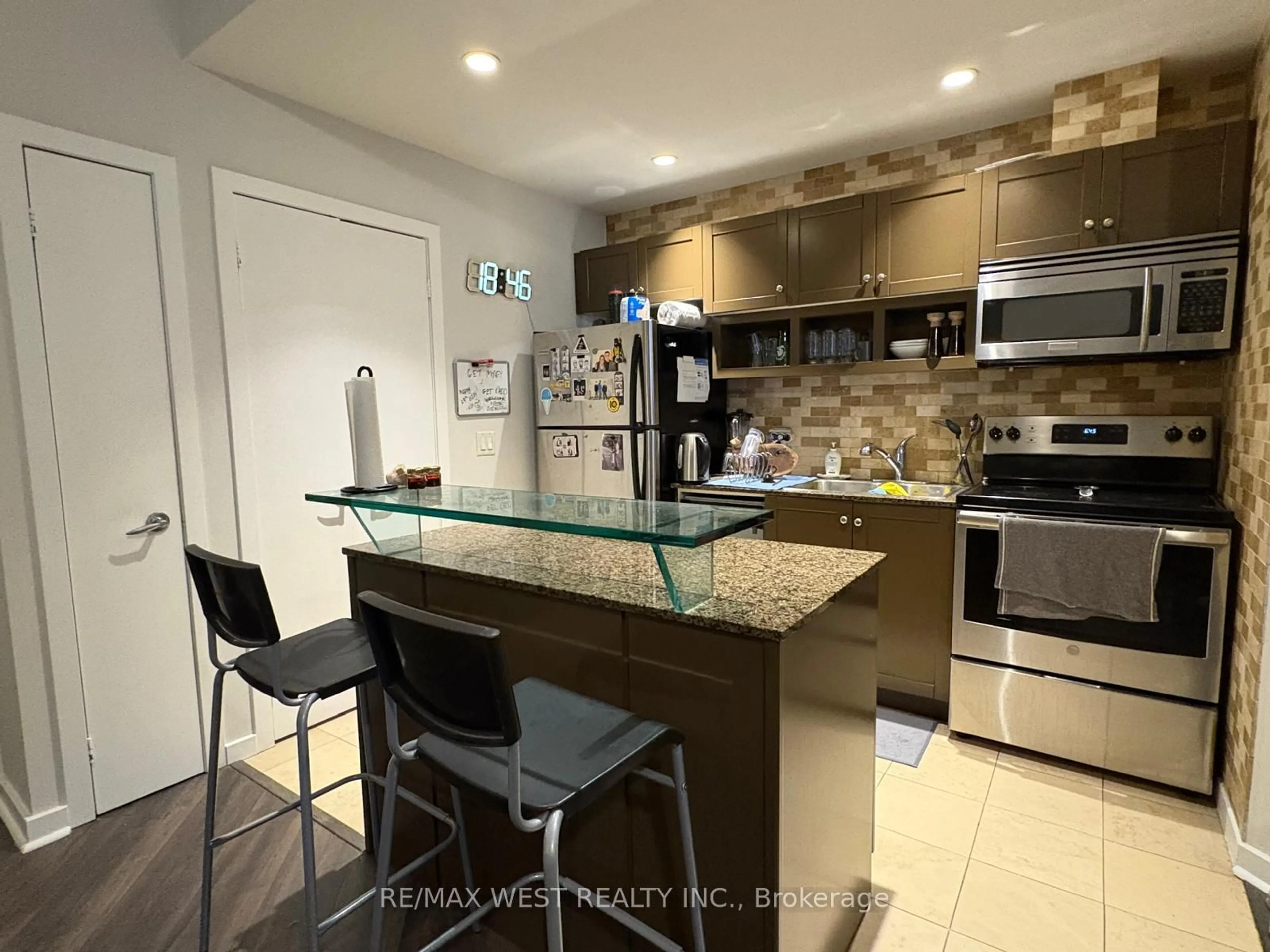 Open concept kitchen, ceramic/tile floor for 218 Queens Quay #2204, Toronto Ontario M5J 2Y6