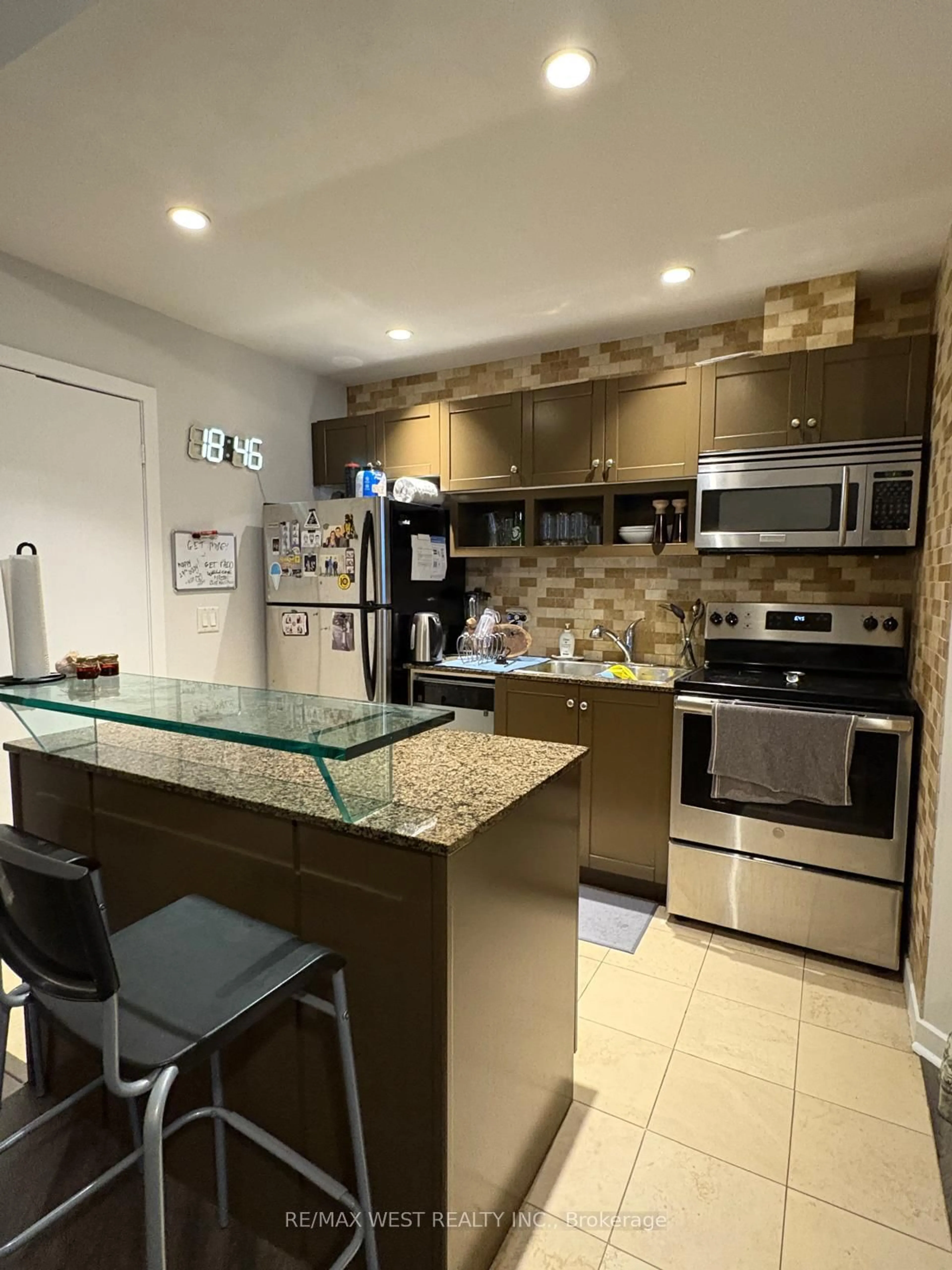 Open concept kitchen, ceramic/tile floor for 218 Queens Quay #2204, Toronto Ontario M5J 2Y6