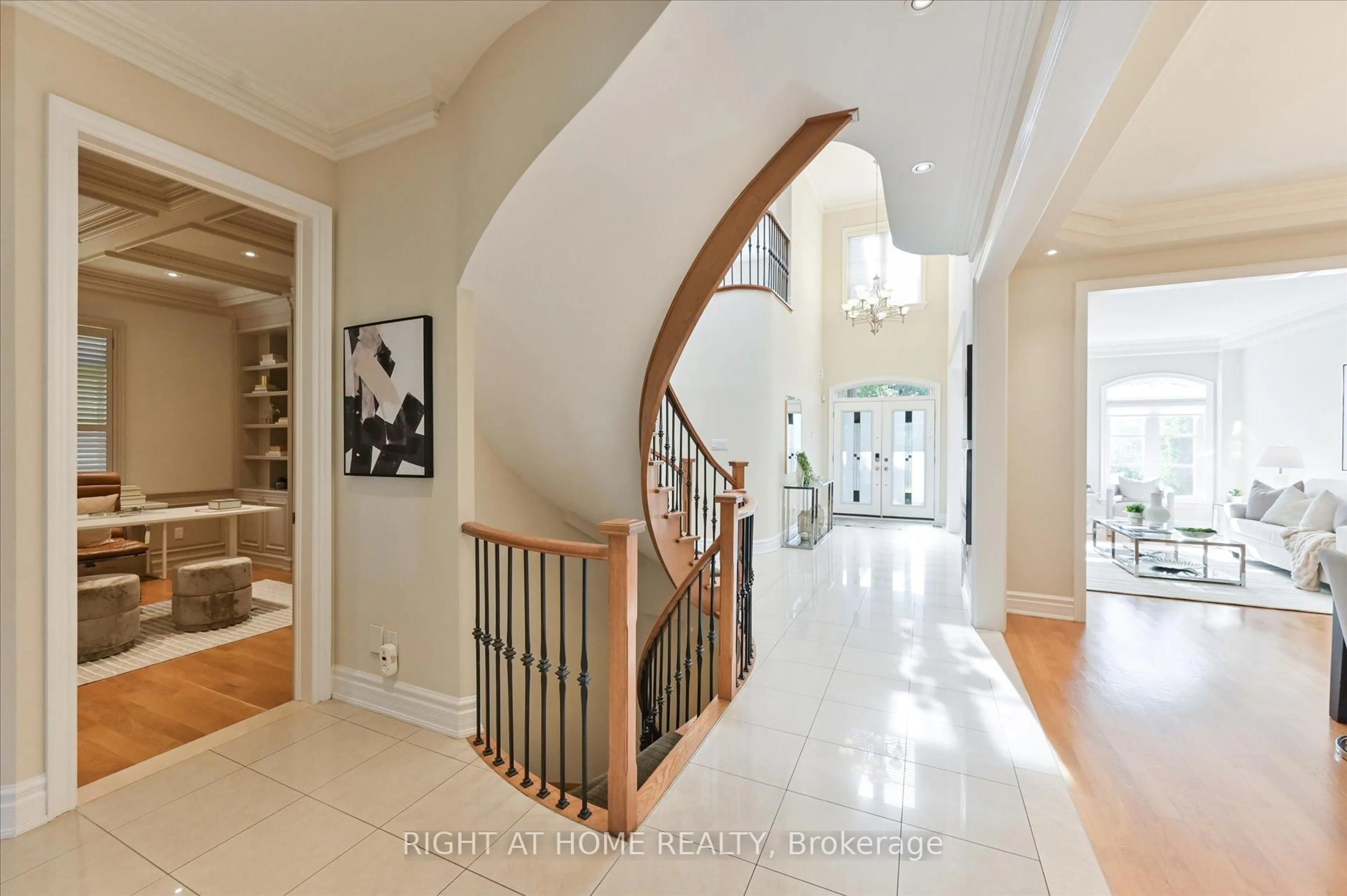 Indoor entryway for 154 Charlton Blvd, Toronto Ontario M2R 2J1