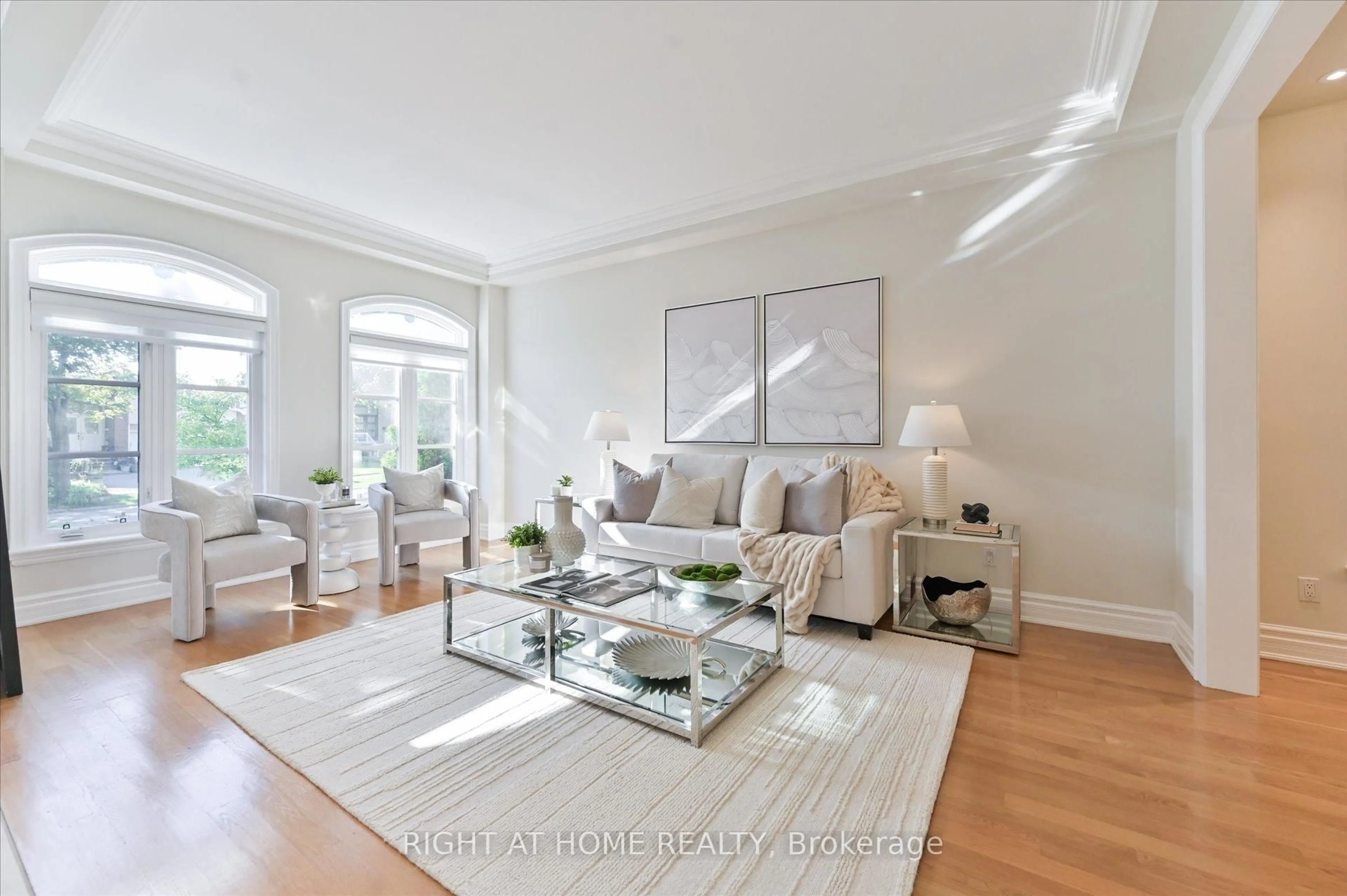 Living room with furniture, wood/laminate floor for 154 Charlton Blvd, Toronto Ontario M2R 2J1