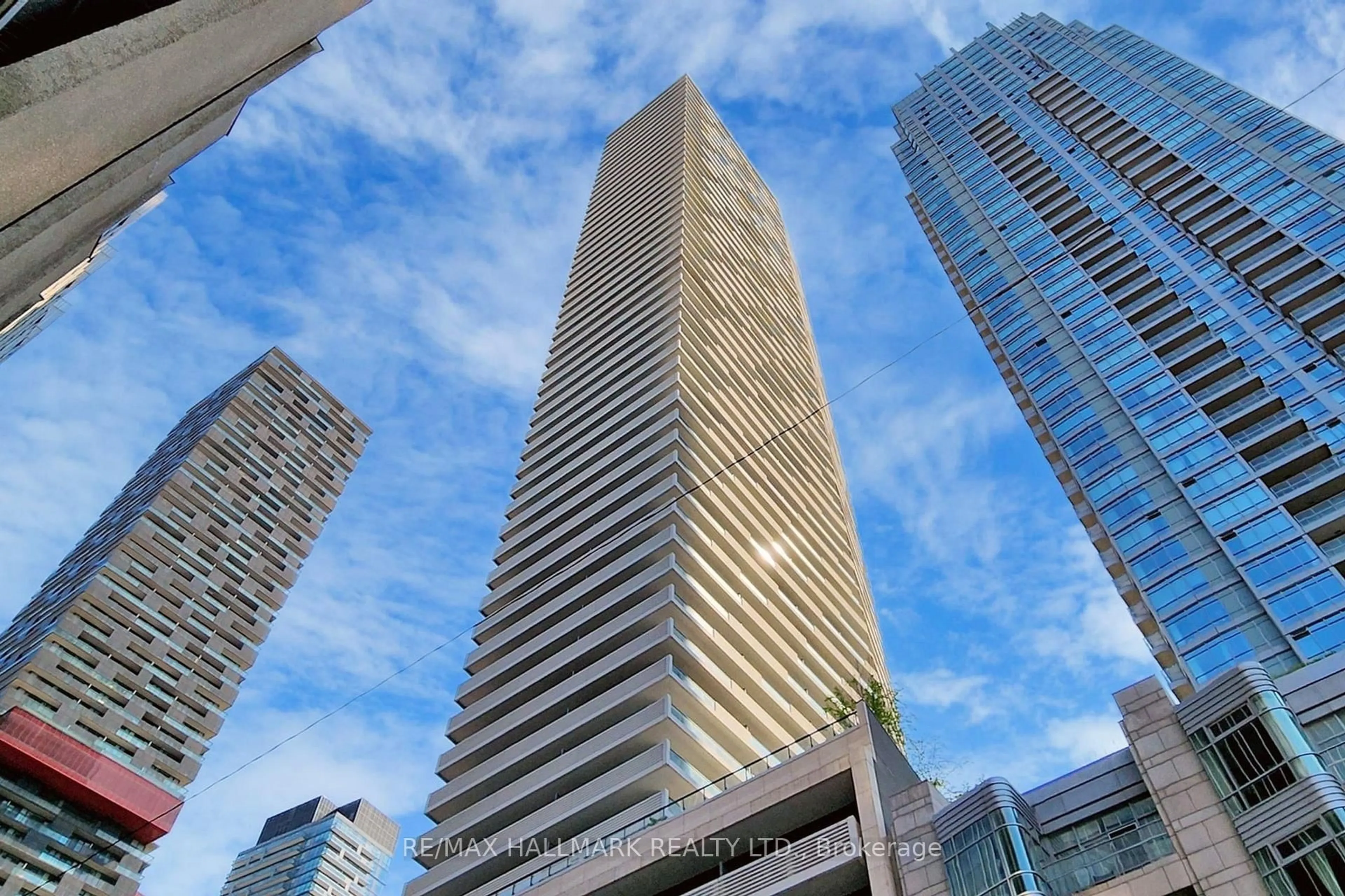 Indoor foyer for 2221 Yonge St #313, Toronto Ontario M4S 2B4