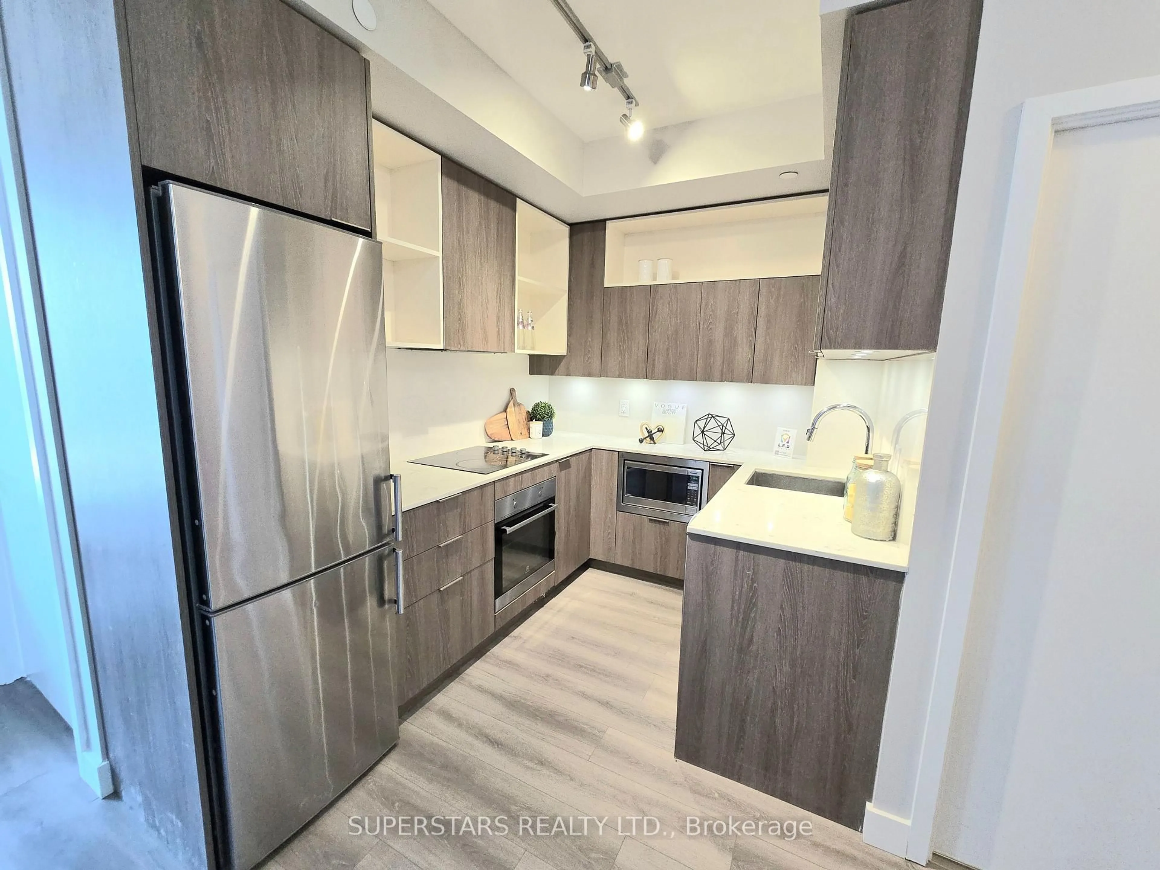 Standard kitchen, wood/laminate floor for 200 Sackville St #614, Toronto Ontario M5A 0C4