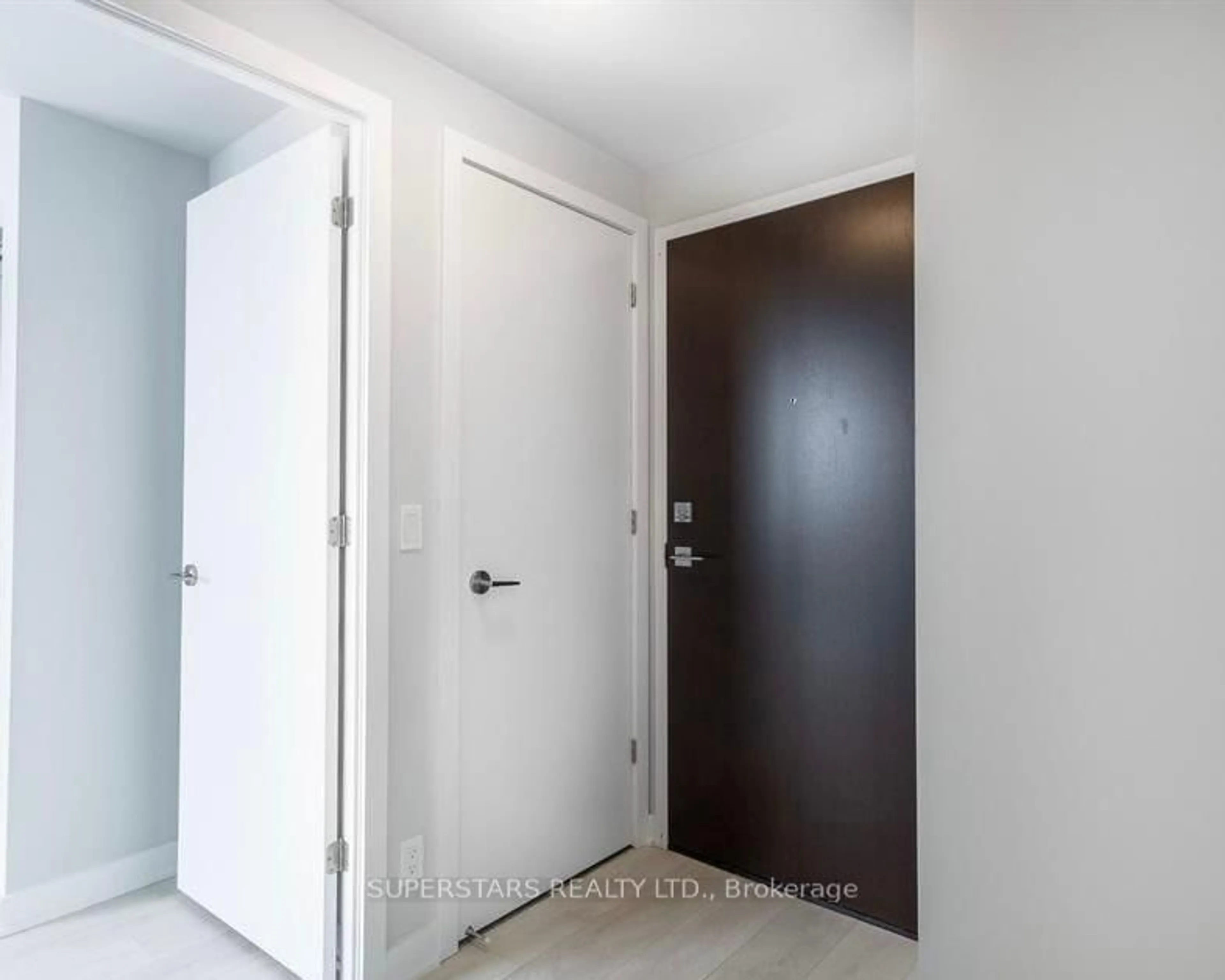 Indoor entryway for 2221 Yonge St #1107, Toronto Ontario M4S 0B8