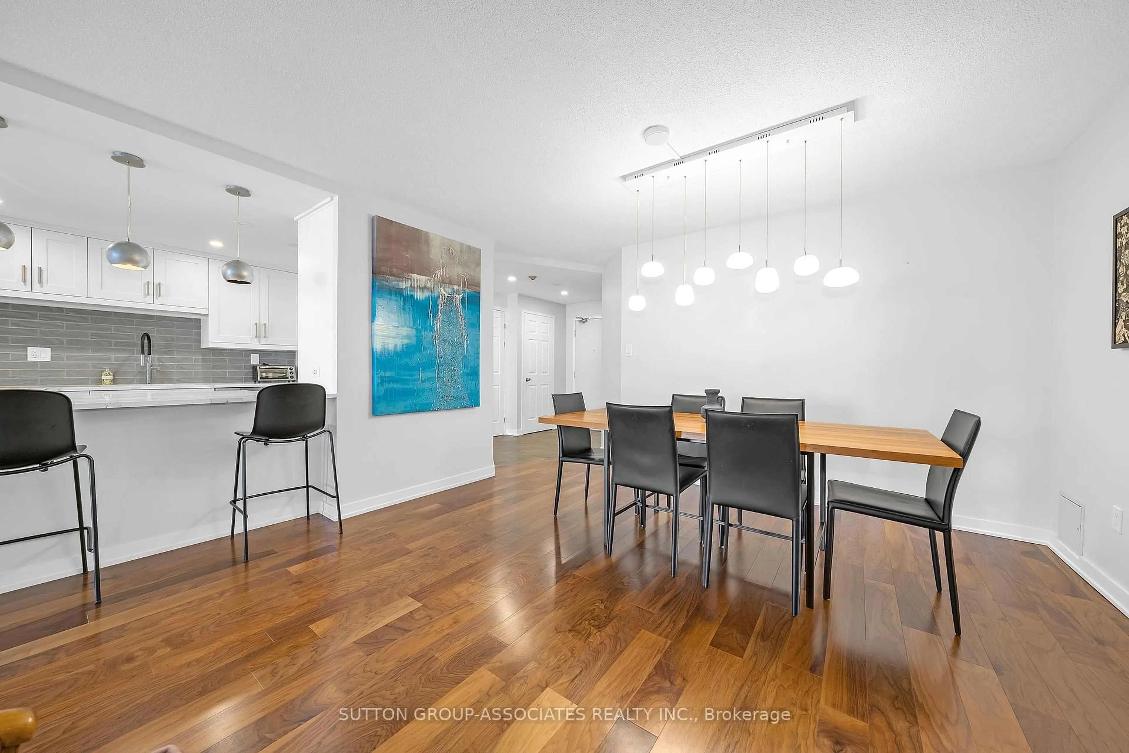 Dining room, wood/laminate floor for 130 Carlton St #601, Toronto Ontario M5A 4K3