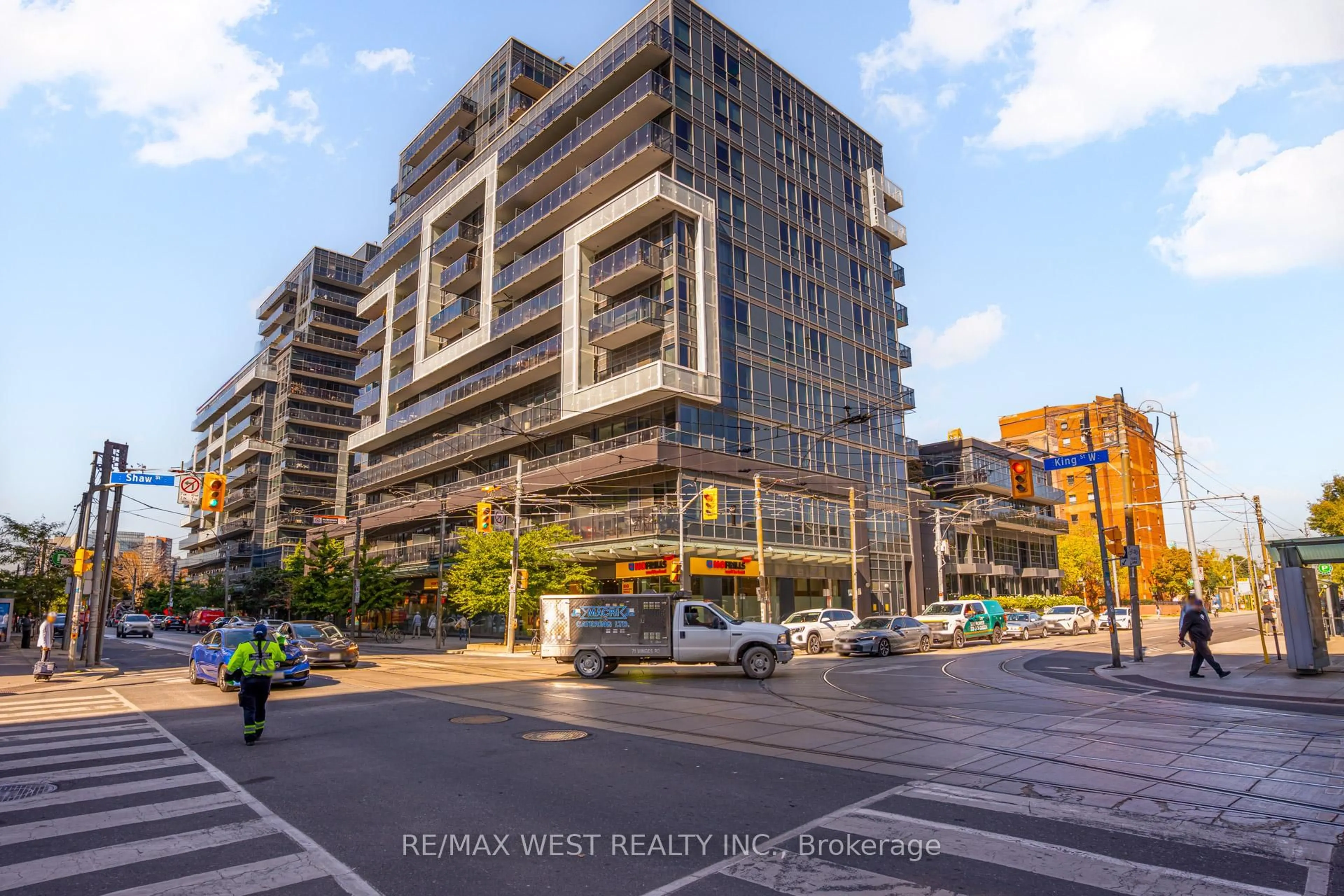 Blurry image for 1030 King St #431, Toronto Ontario M6K 3N3