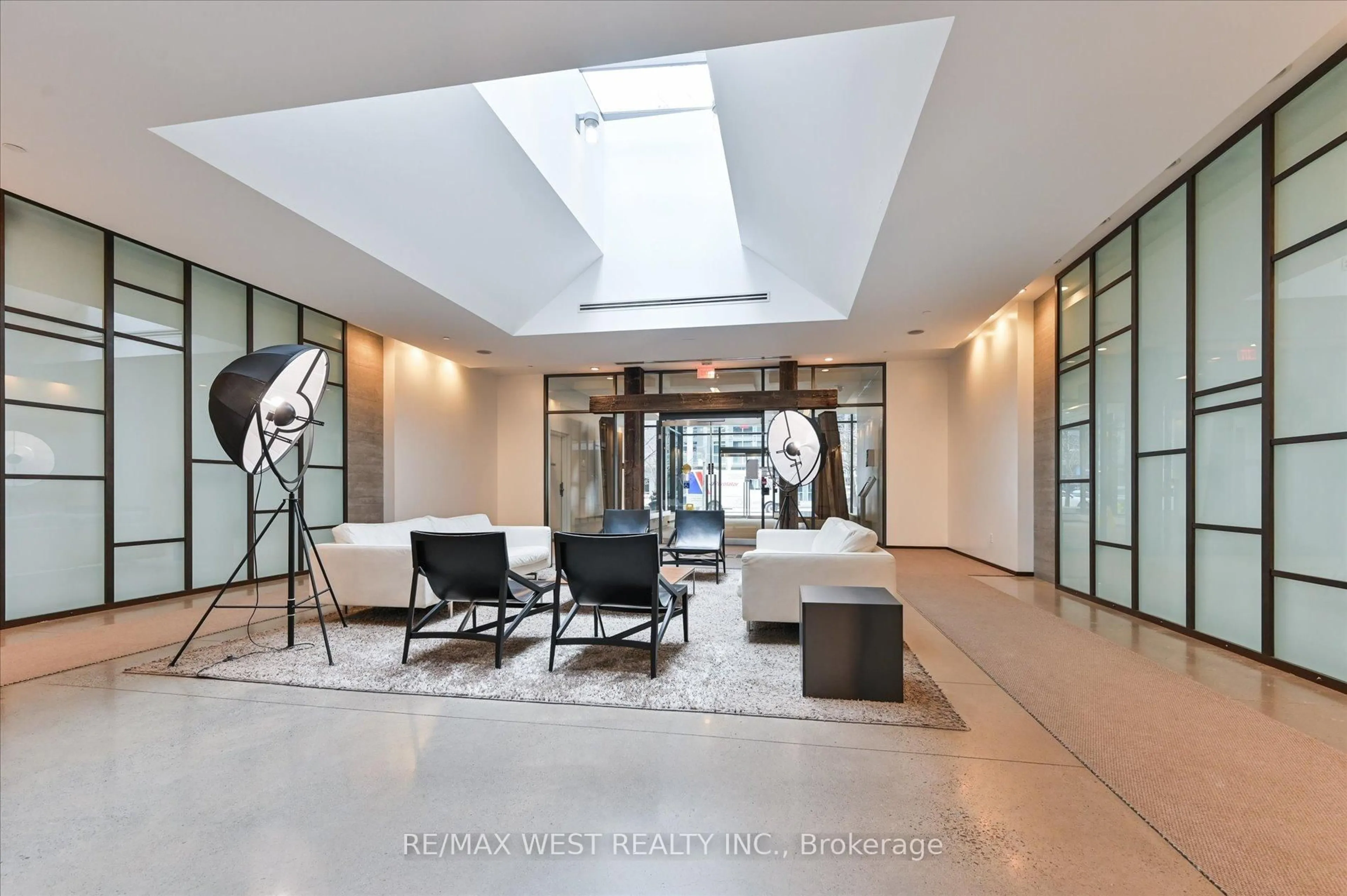 Indoor foyer for 1030 King St #431, Toronto Ontario M6K 3N3