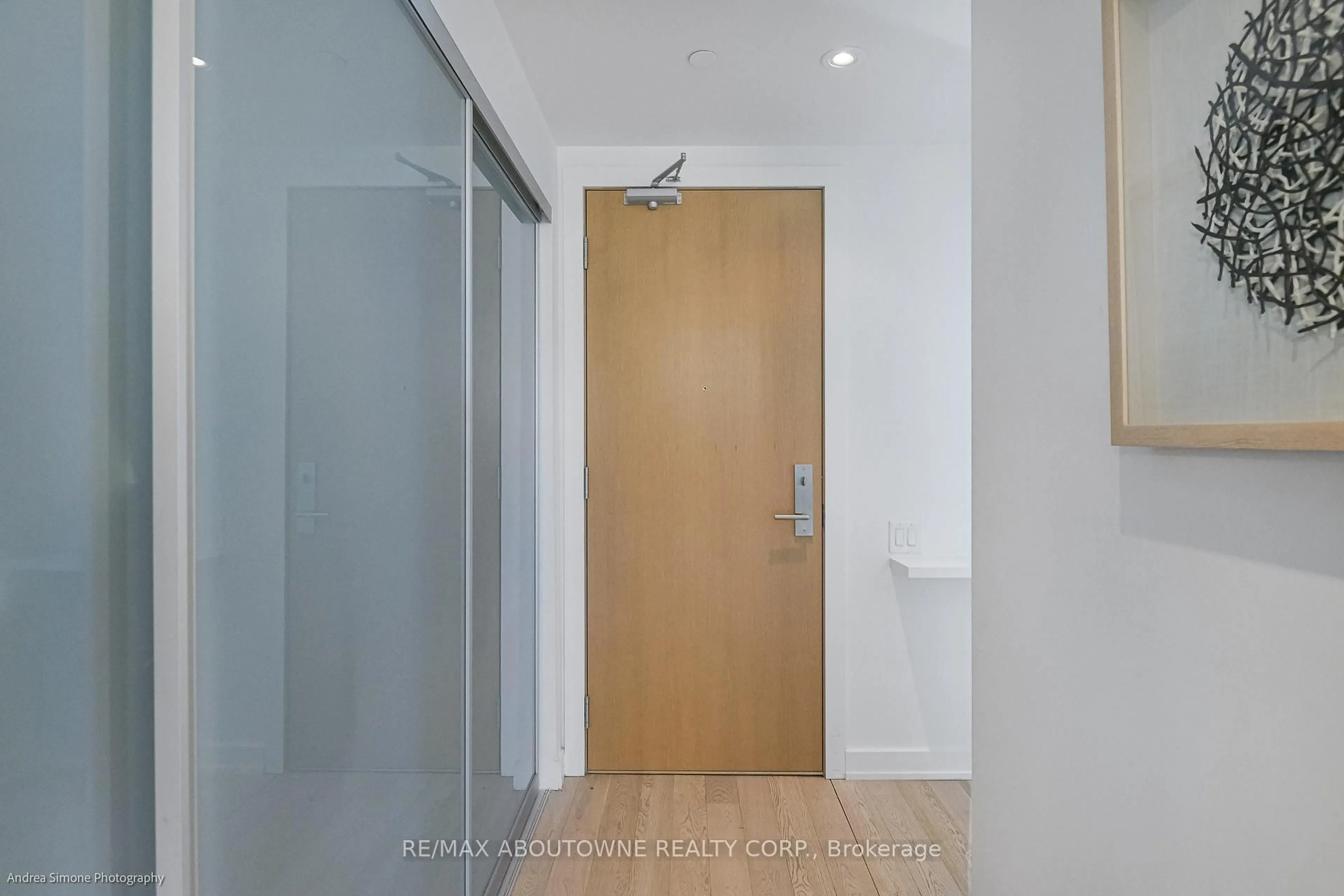 Indoor foyer for 629 King St #1133, Toronto Ontario M5V 0G9