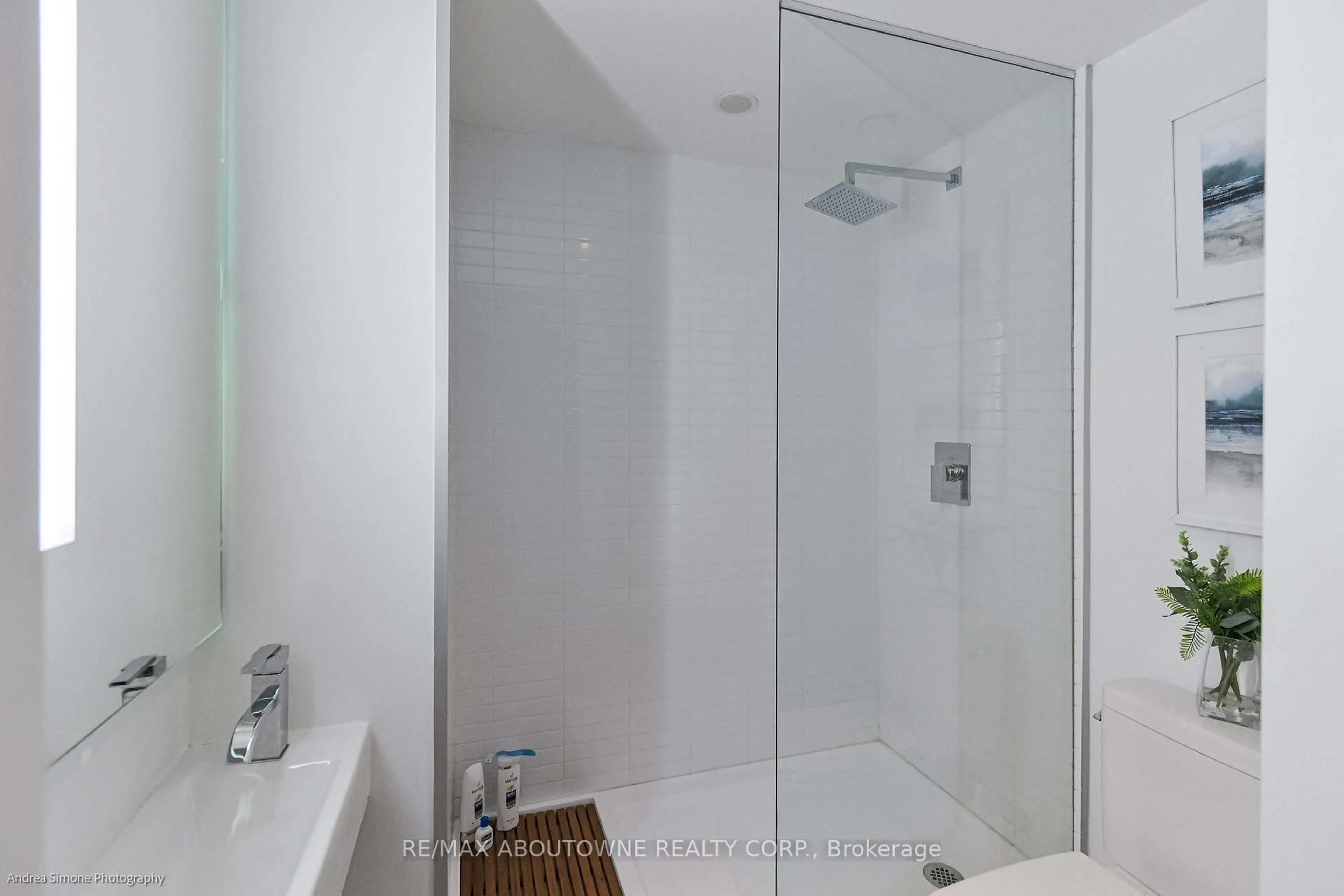 Standard bathroom, ceramic/tile floor for 629 King St #1133, Toronto Ontario M5V 0G9