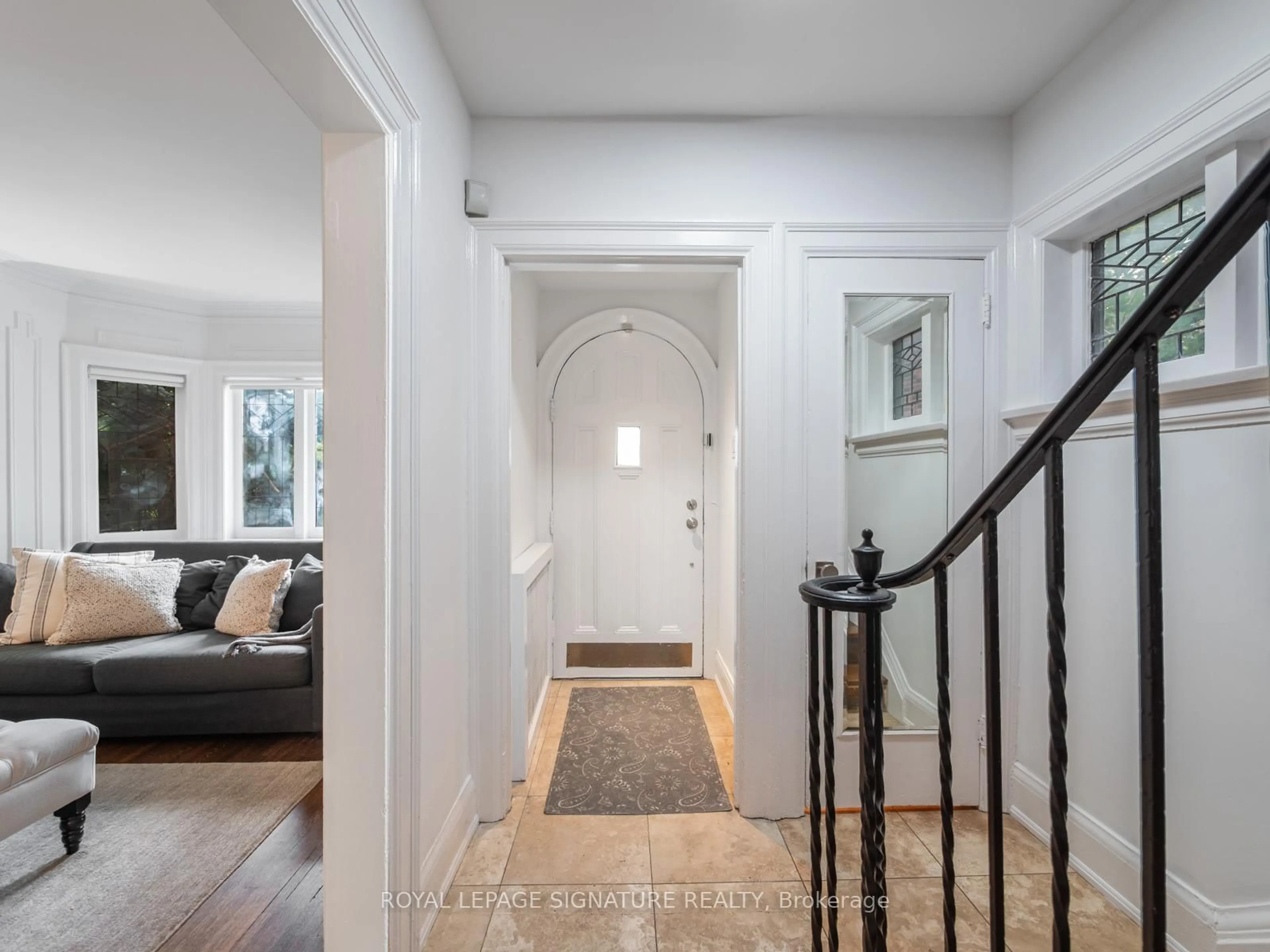 Indoor entryway for 159 Chiltern Hill Rd, Toronto Ontario M6C 3C3