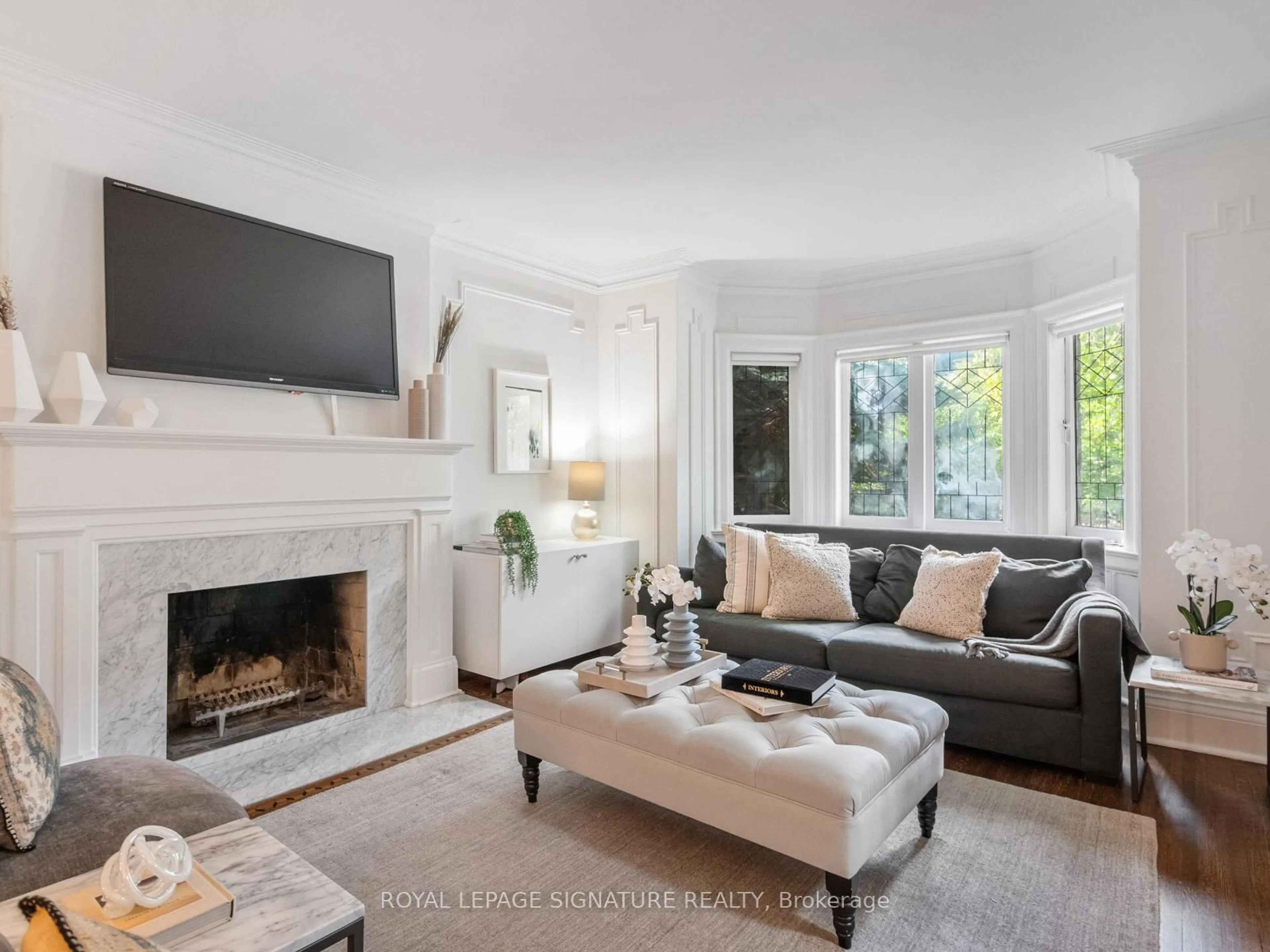 Living room with furniture, unknown for 159 Chiltern Hill Rd, Toronto Ontario M6C 3C3