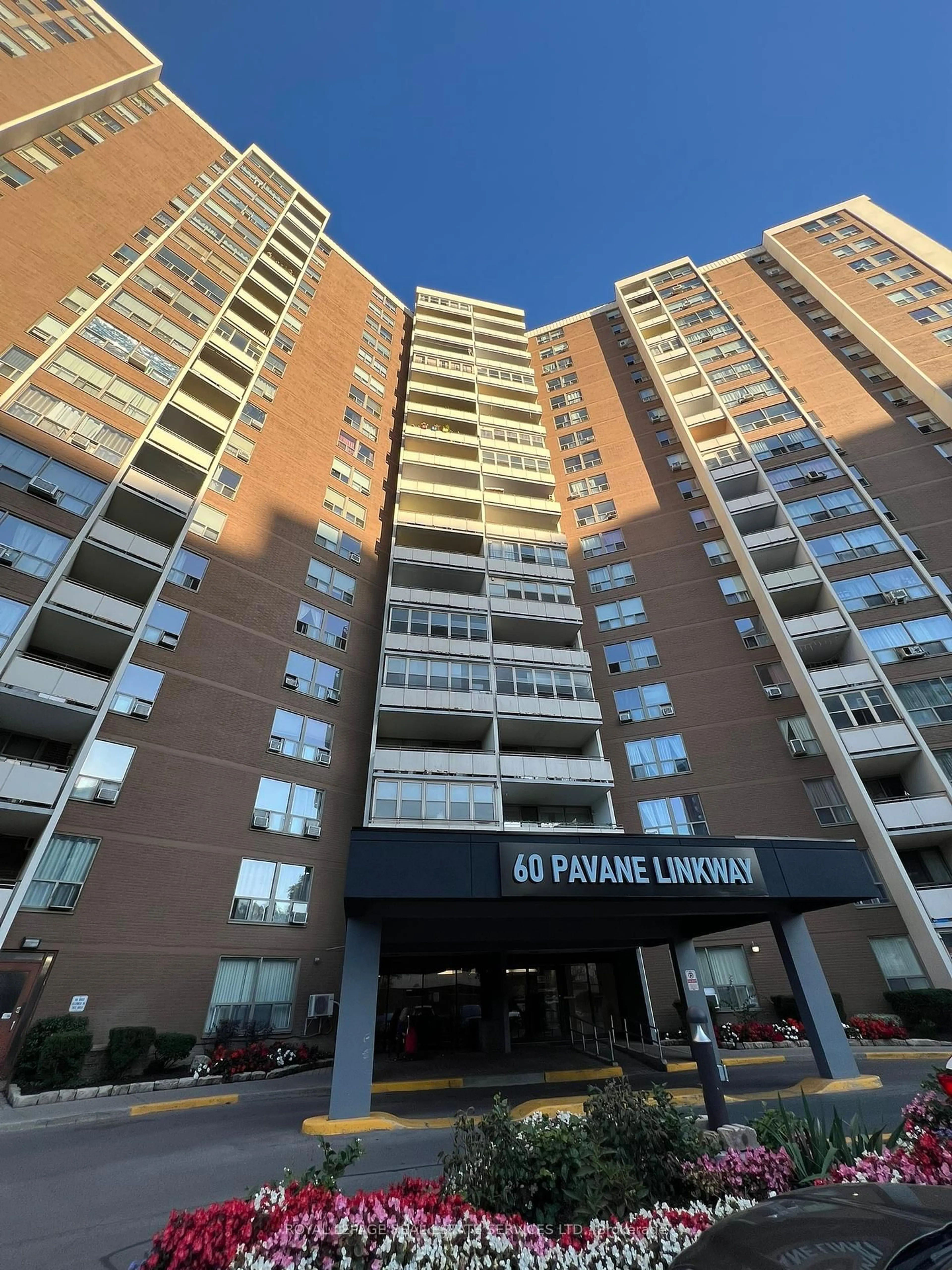 Indoor foyer for 60 Pavane Linkway #709, Toronto Ontario M3C 2Y6