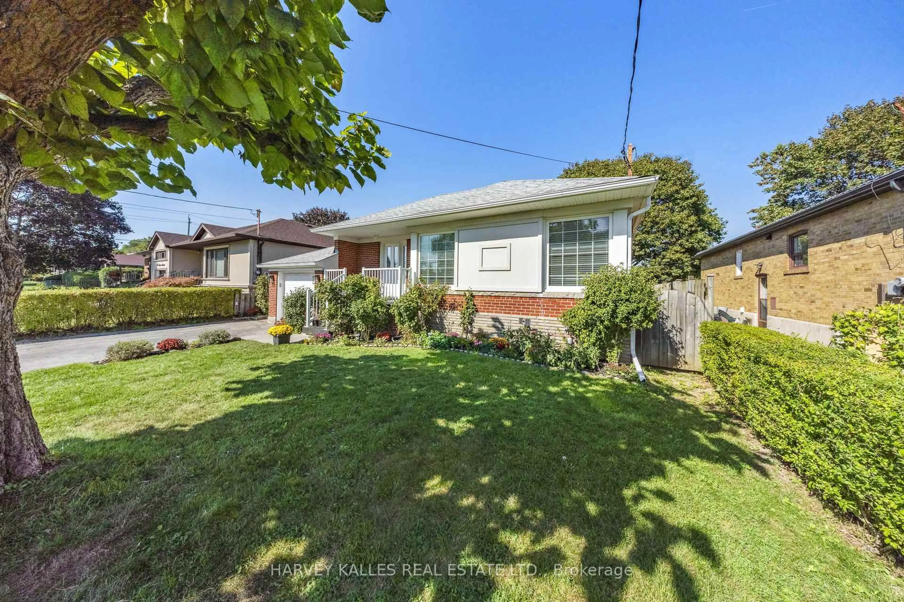 A pic from outside/outdoor area/front of a property/back of a property/a pic from drone, street for 82 Acton Ave, Toronto Ontario M3H 4H1