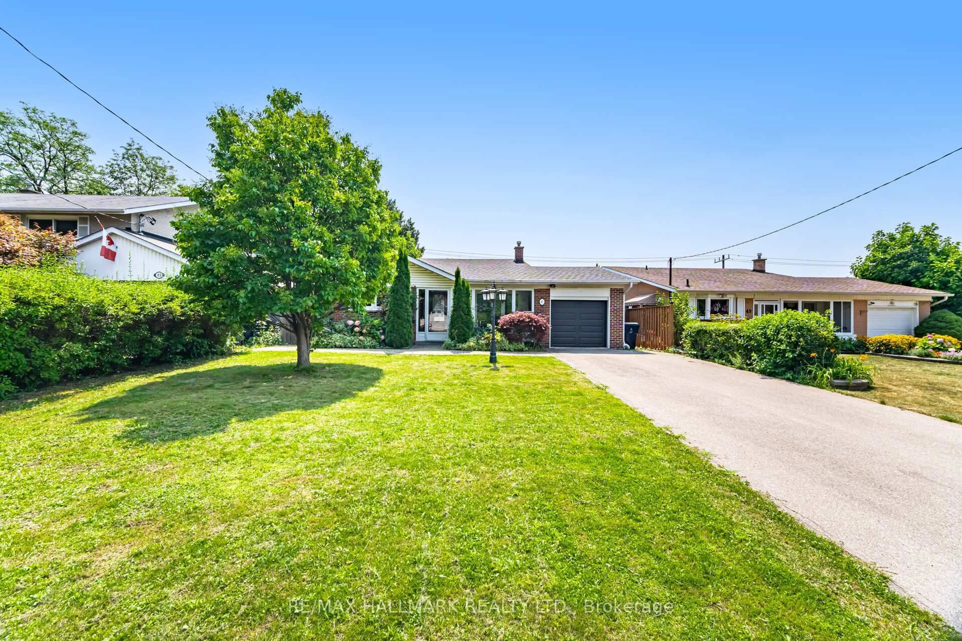A pic from outside/outdoor area/front of a property/back of a property/a pic from drone, street for 47 Marthclare Ave, Toronto Ontario M3A 1E1