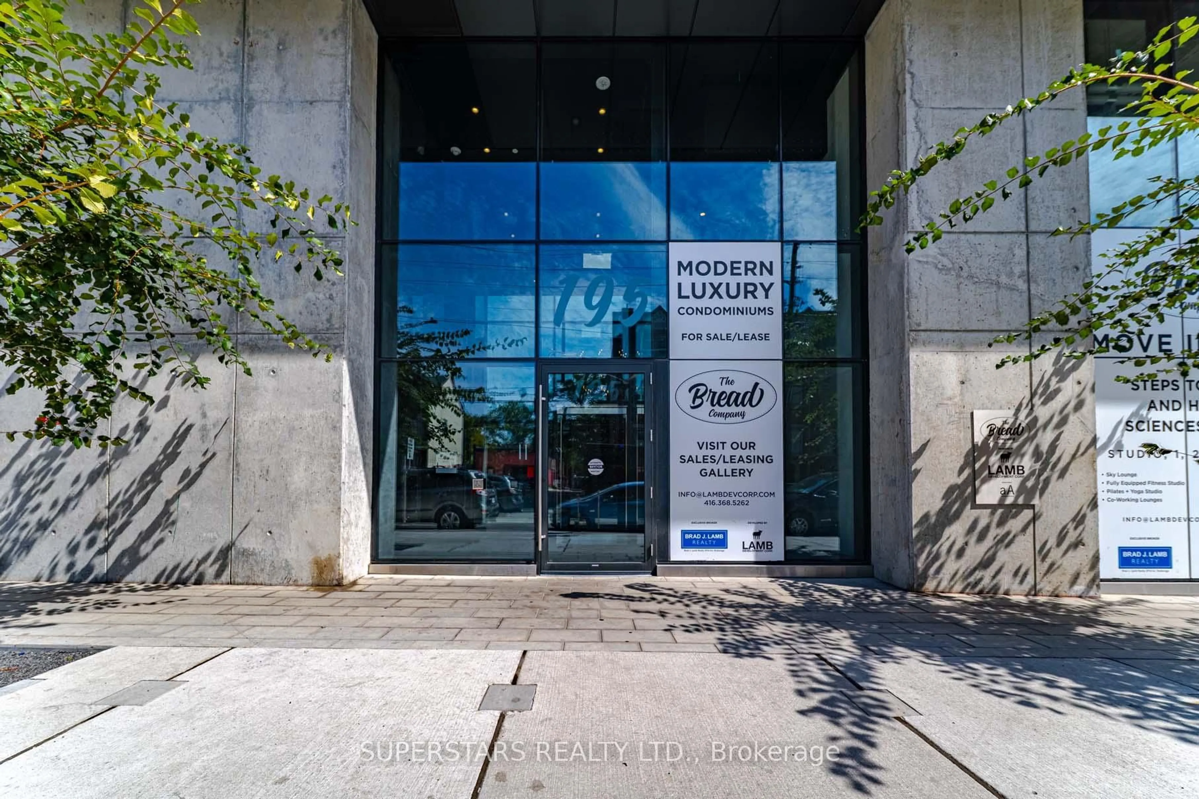 Indoor foyer for 195 McCaul St #717, Toronto Ontario M5T 0E5