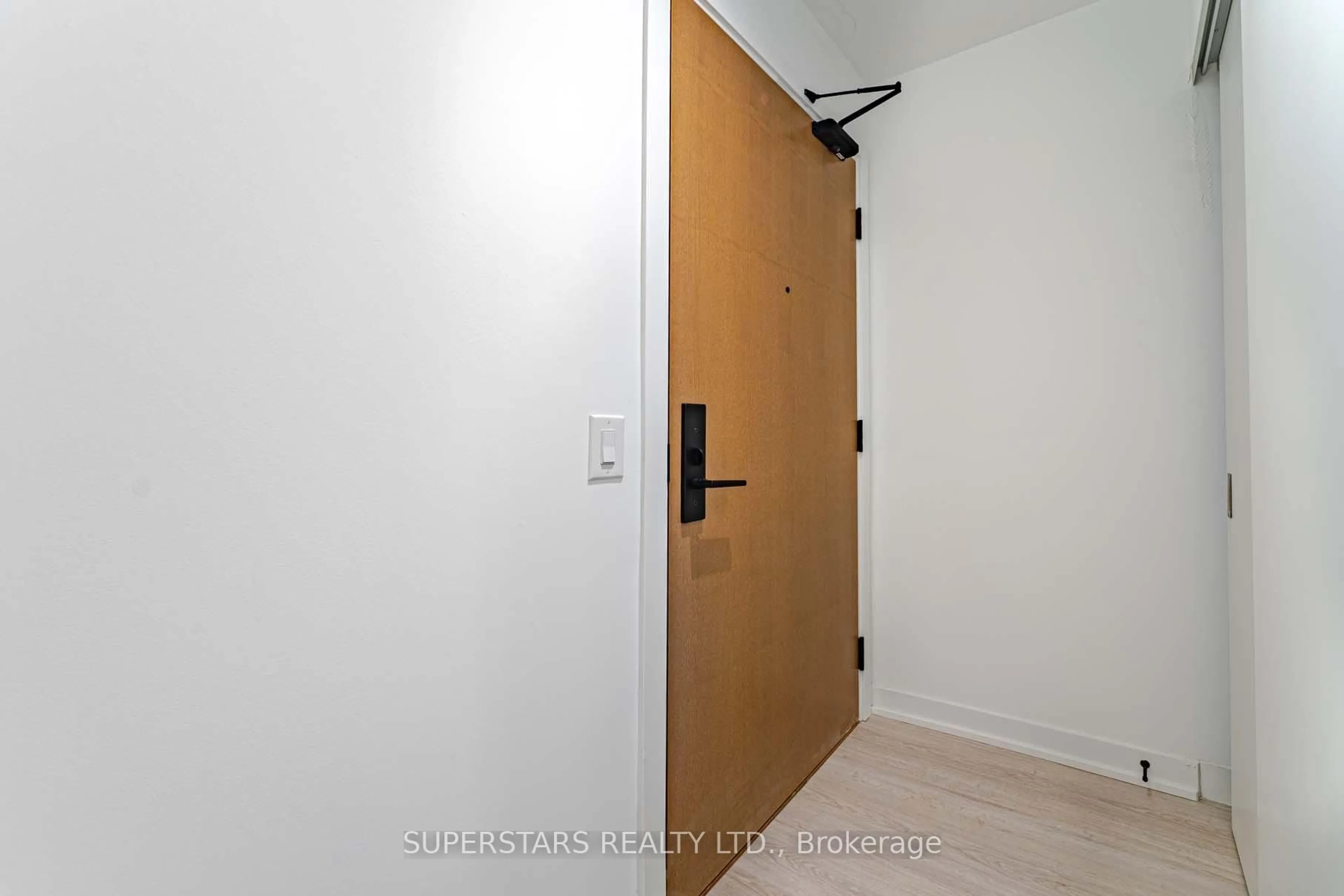 Indoor entryway for 195 McCaul St #717, Toronto Ontario M5T 0E5