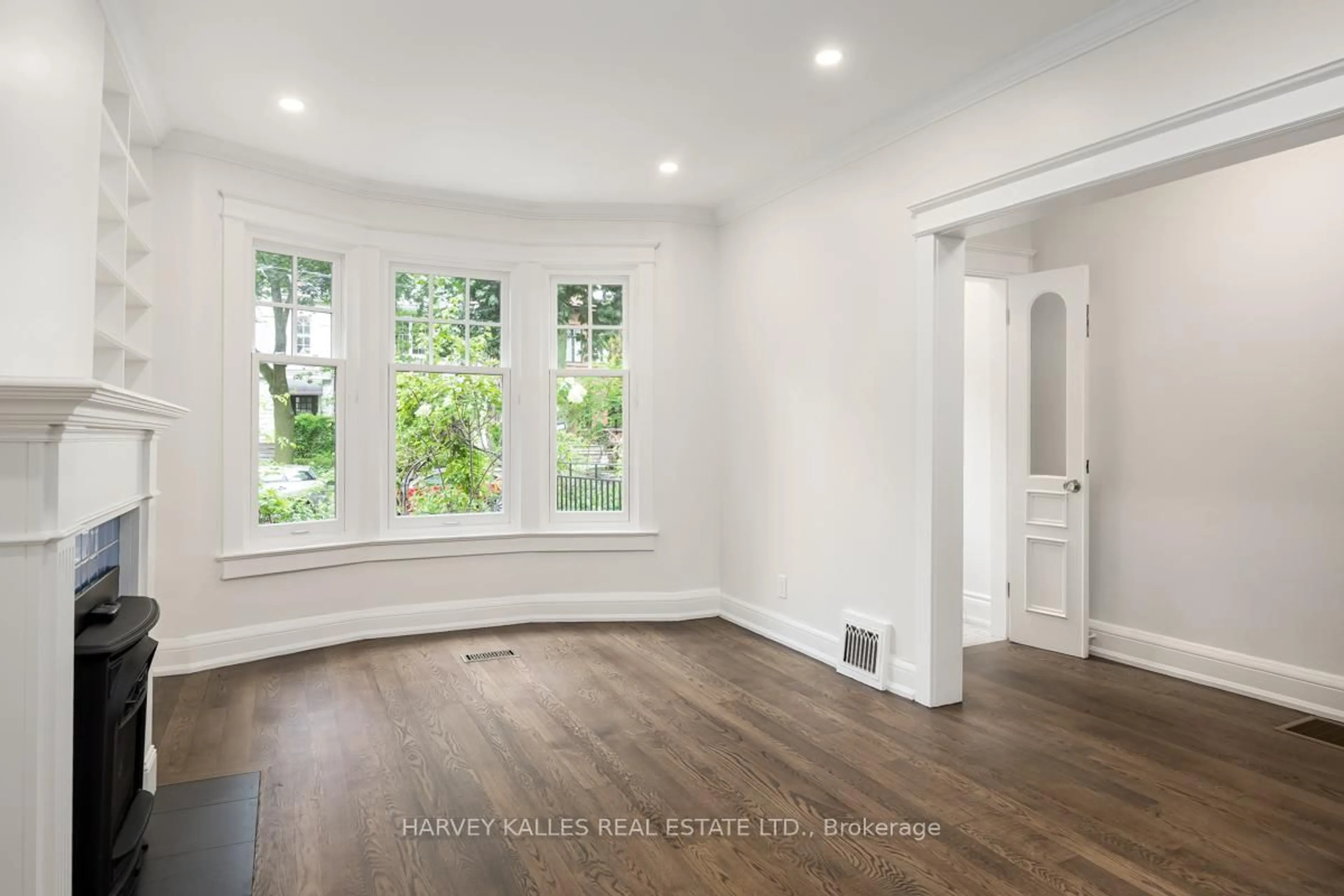 Indoor entryway for 211 Cottingham St, Toronto Ontario M4V 1C4
