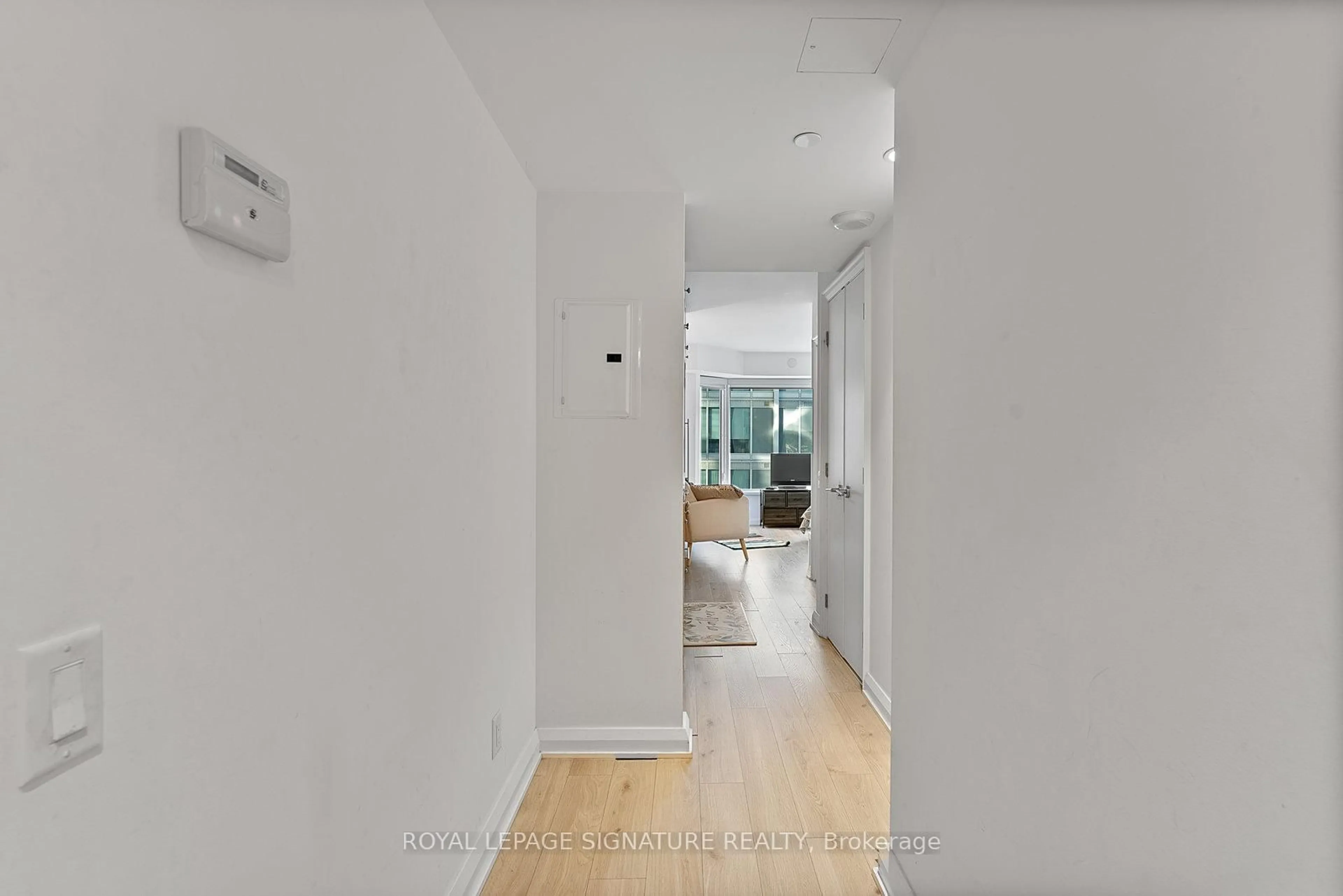 Indoor entryway for 155 Yorkville Ave #1013, Toronto Ontario M5R 0B4