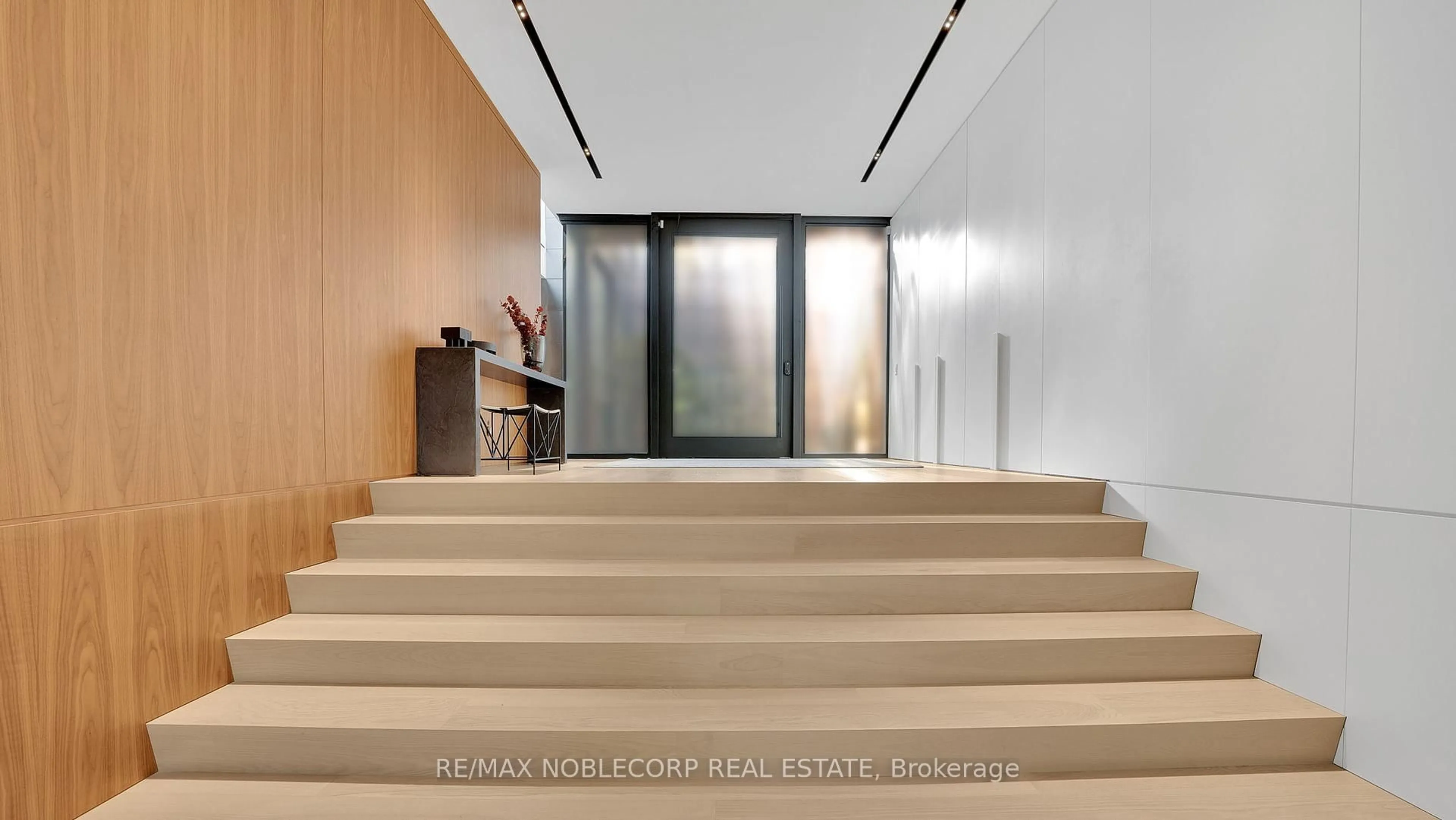 Indoor foyer for 7 Waxwing Pl, Toronto Ontario M3C 1N5