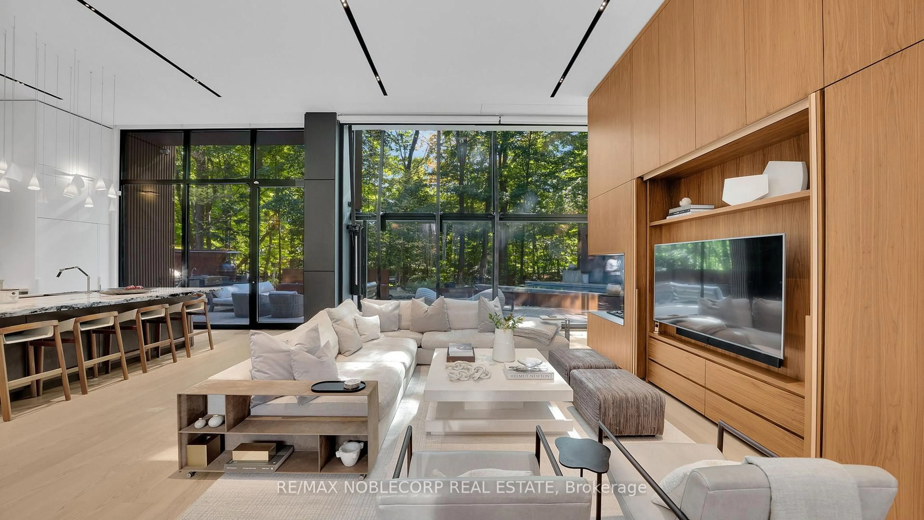 Living room with furniture, unknown for 7 Waxwing Pl, Toronto Ontario M3C 1N5