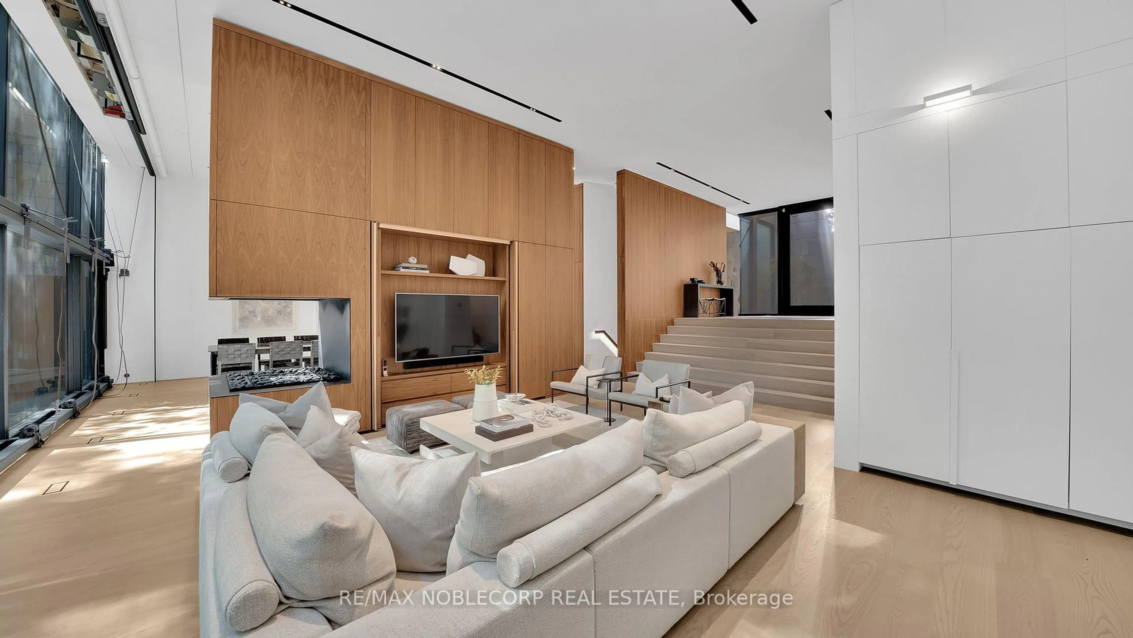 Living room with furniture, unknown for 7 Waxwing Pl, Toronto Ontario M3C 1N5
