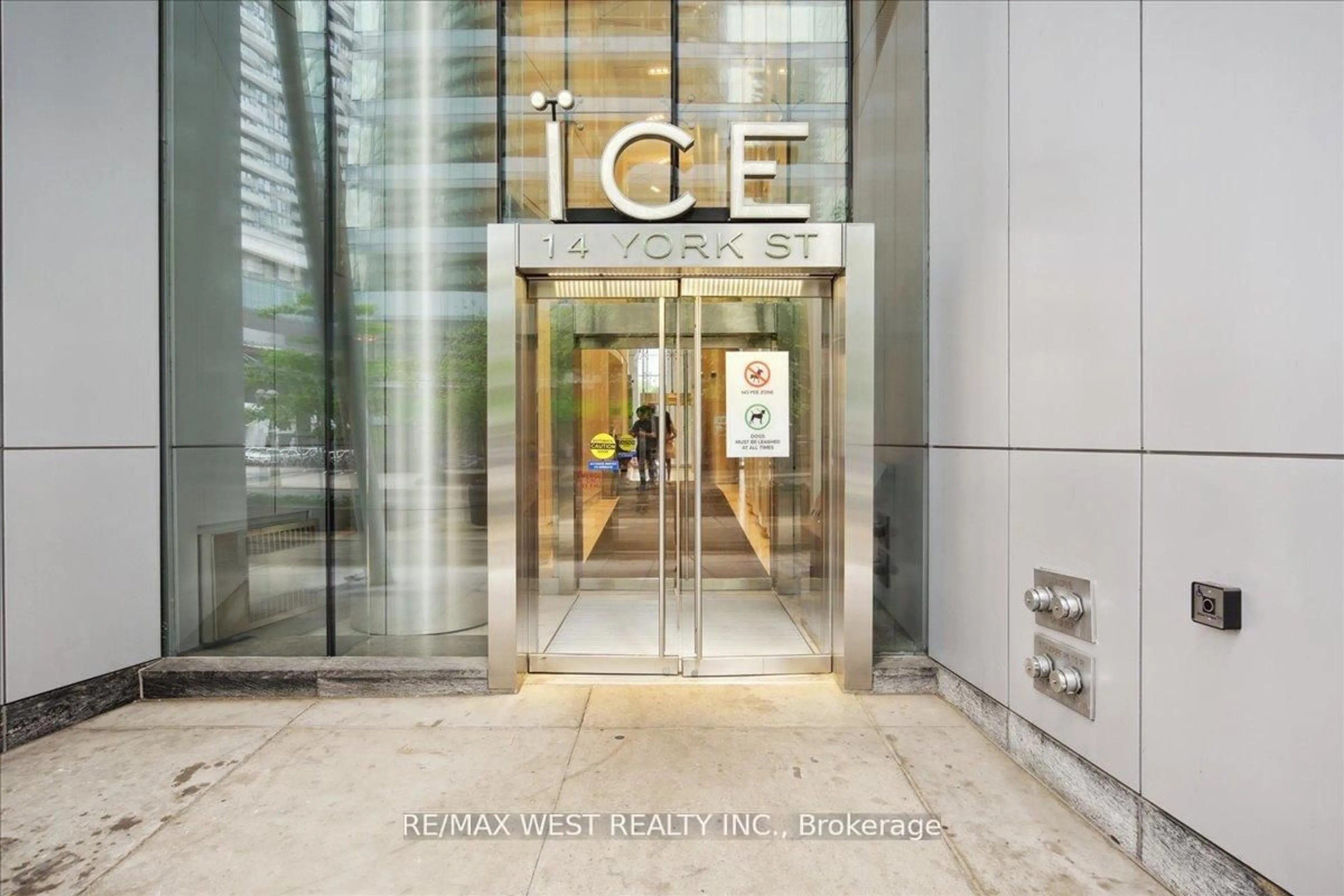 Indoor foyer for 14 York St #512, Toronto Ontario M5J 0B1