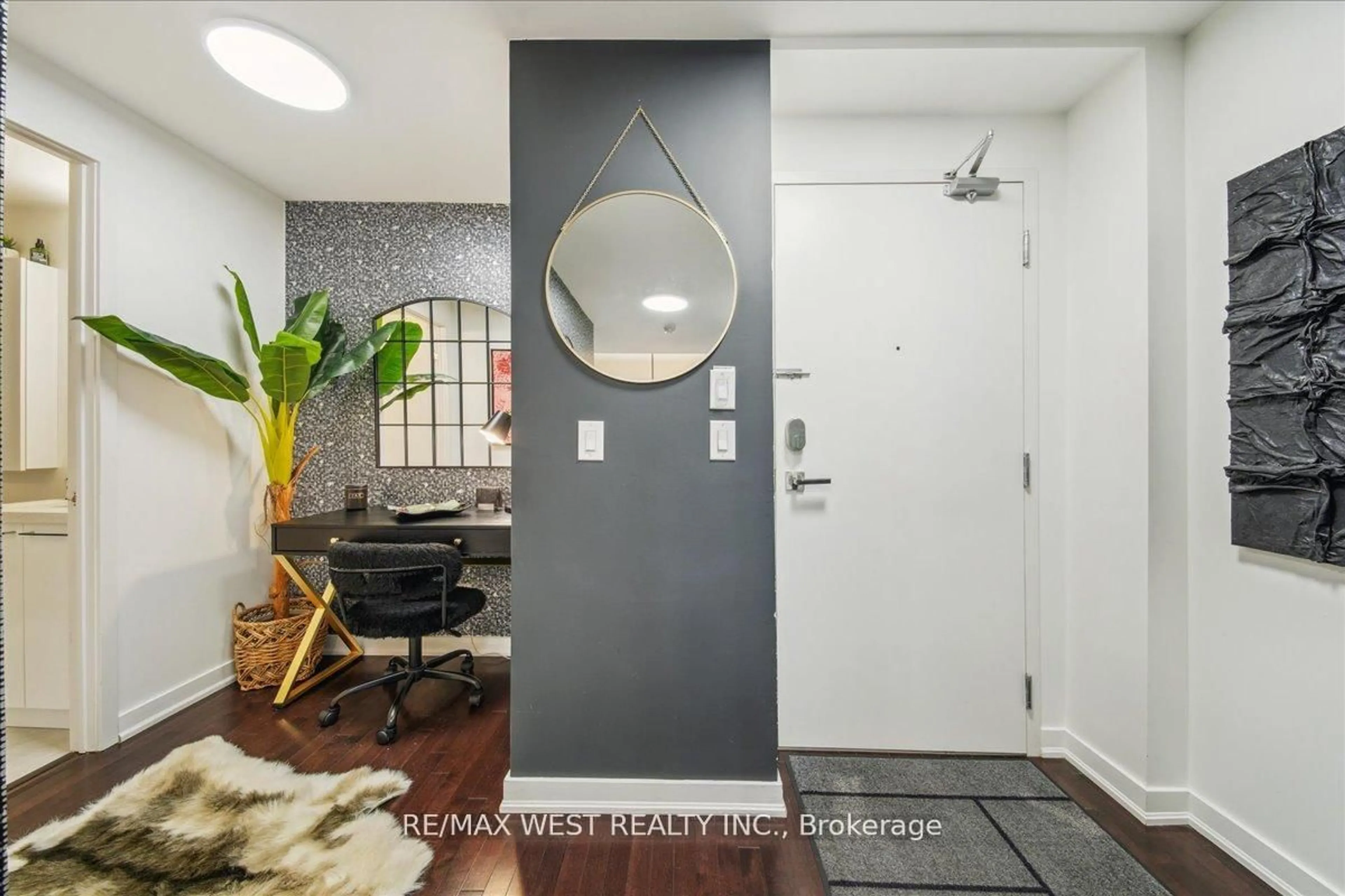 Indoor entryway for 14 York St #512, Toronto Ontario M5J 0B1