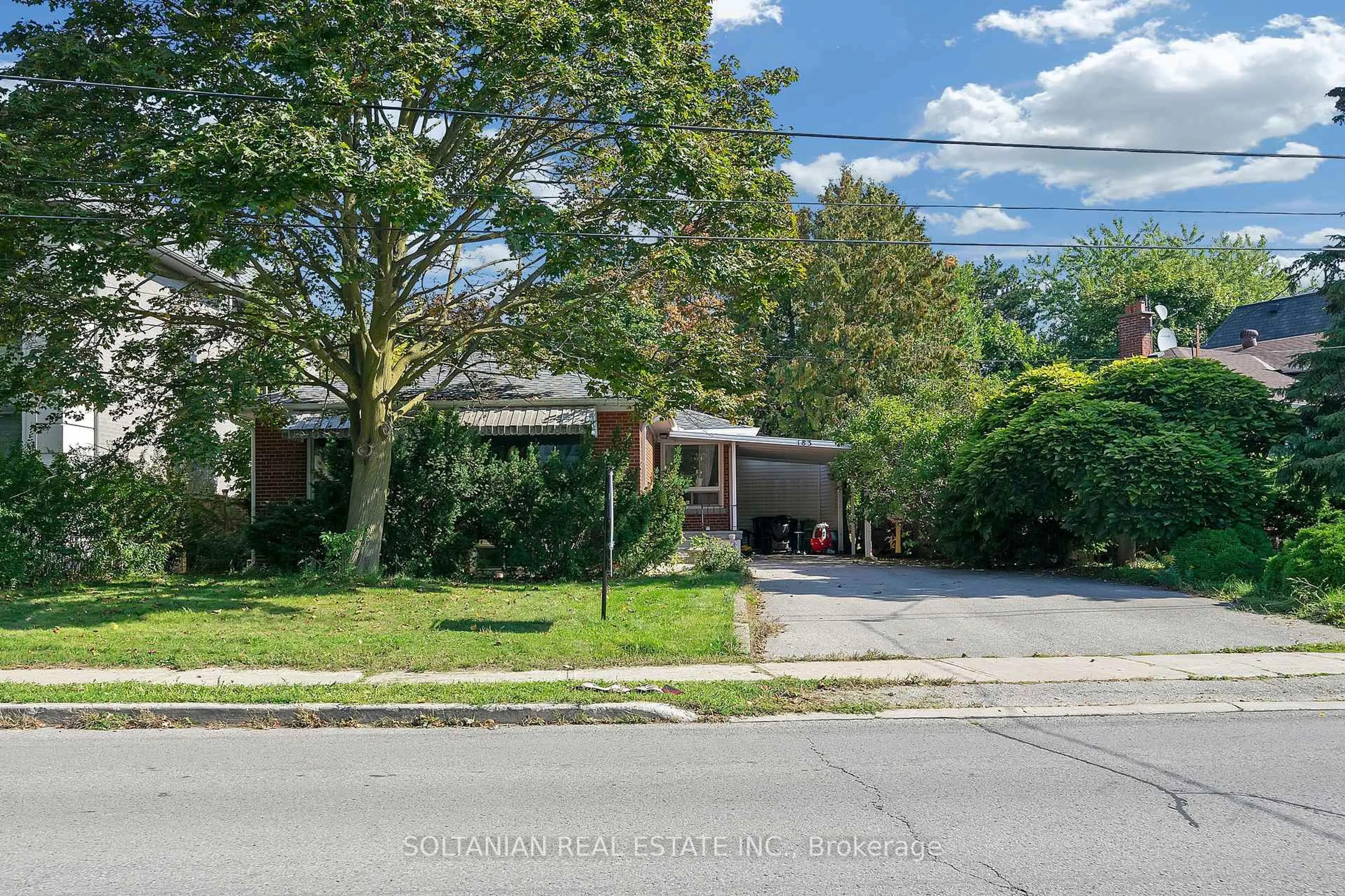 A pic from outside/outdoor area/front of a property/back of a property/a pic from drone, street for 183 Maxome Ave, Toronto Ontario M2M 3L1